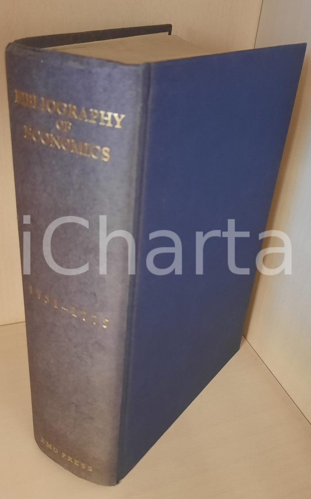 1935 Henry HIGGS Bibliography of economics 1751-1775 *REPRINT EMO PRESS 1990 Pubblicazione originale, edizione limitata in facsimile dell'edizione del 1935.PAGINE: 742EDITORE: Emo Press - London FAIR/discreto ma lievi sporcature al taglio; dorso sbiadito Formato: 16x23 cm originale e autentica 1