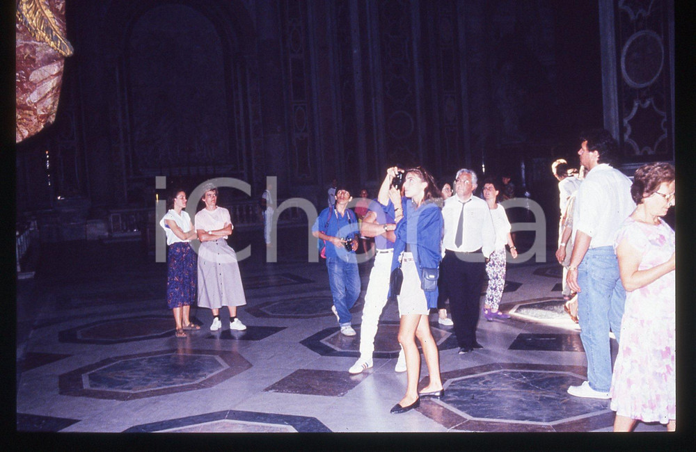 Sylvester STALLONE e Jennifer FLAVIN - ROMA 1990 ca 35 mm vintage slide 17 Diapositiva d'epoca, in formato 35 mm.CONDIZIONI: GOODE' severamente vietata la riproduzione. Tutti i diritti sono riservati.Nella diapositiva ICharta mette in vendita, sul negozio eBay e in esclusiva sul sito "icharta" il proprio archivio composto da numerose diapositive e negativi fotografici d'epoca, tutti originali e autentici, che attraversano la storia del costume italiano tra gli la fine degli anni Sessanta e Novanta.Si tratta di uno sguardo inedito sull'attualità, la politica, la vita quotidiana, il gossip e la cultura, che fotografa il cambiamento della nazione in quest'ultimo scorcio del XX secolo. Un'occasione unica per il mercato del collezionismo, che vede finalmente disponibile un archivio eccezionale per vastità, tematiche e condizioni, in un settore (il negativo fotografico e la diapositiva) di assoluta novità e dalle interessanti prospettive di investimento.  GOOD/buono   originale e autentica 1