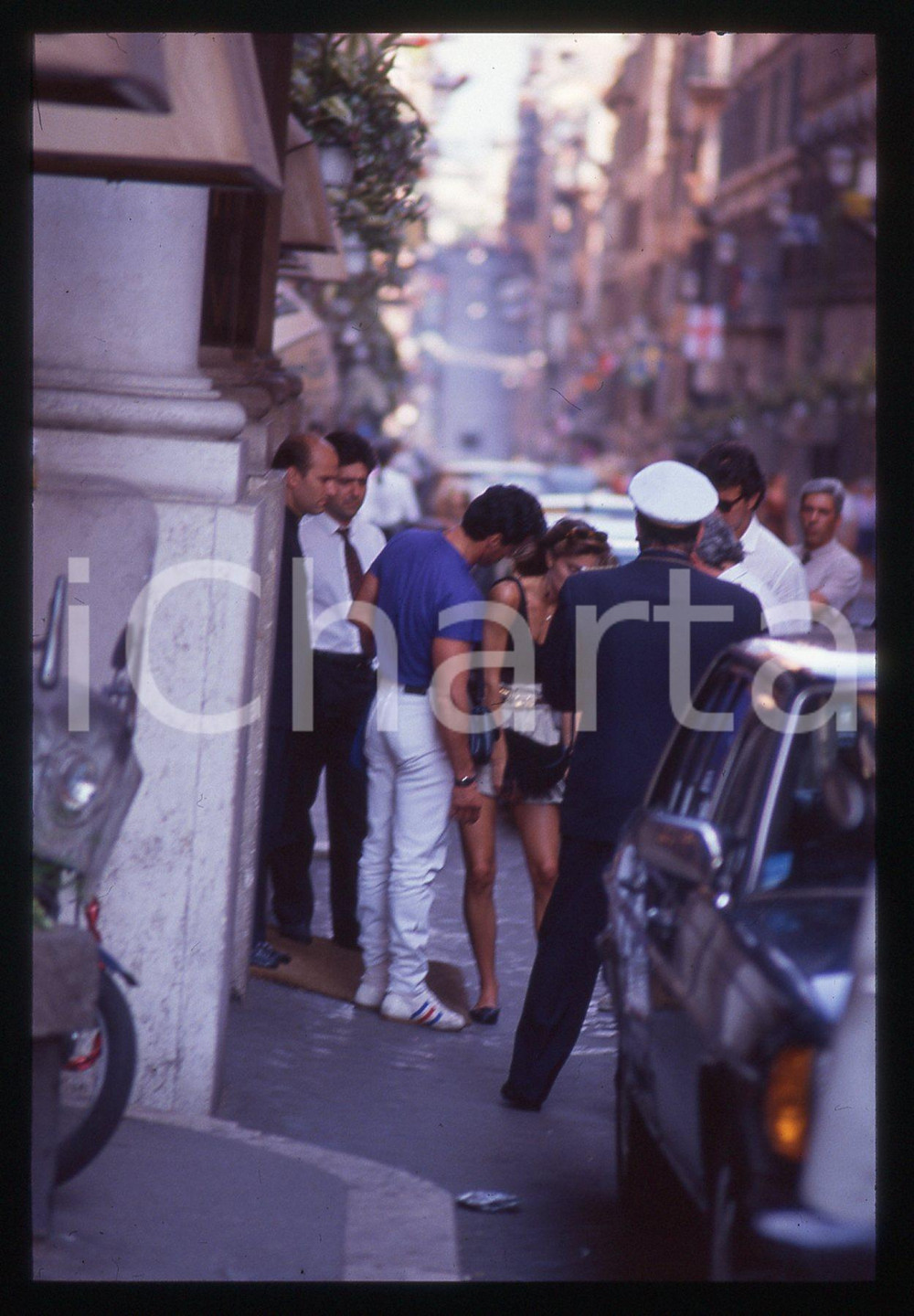 Sylvester STALLONE e Jennifer FLAVIN - ROMA 1990 ca 35 mm vintage slide 20 Diapositiva d'epoca, in formato 35 mm.CONDIZIONI: GOODE' severamente vietata la riproduzione. Tutti i diritti sono riservati.Nella diapositiva ICharta mette in vendita, sul negozio eBay e in esclusiva sul sito "icharta" il proprio archivio composto da numerose diapositive e negativi fotografici d'epoca, tutti originali e autentici, che attraversano la storia del costume italiano tra gli la fine degli anni Sessanta e Novanta.Si tratta di uno sguardo inedito sull'attualità, la politica, la vita quotidiana, il gossip e la cultura, che fotografa il cambiamento della nazione in quest'ultimo scorcio del XX secolo. Un'occasione unica per il mercato del collezionismo, che vede finalmente disponibile un archivio eccezionale per vastità, tematiche e condizioni, in un settore (il negativo fotografico e la diapositiva) di assoluta novità e dalle interessanti prospettive di investimento.  GOOD/buono   originale e autentica 1