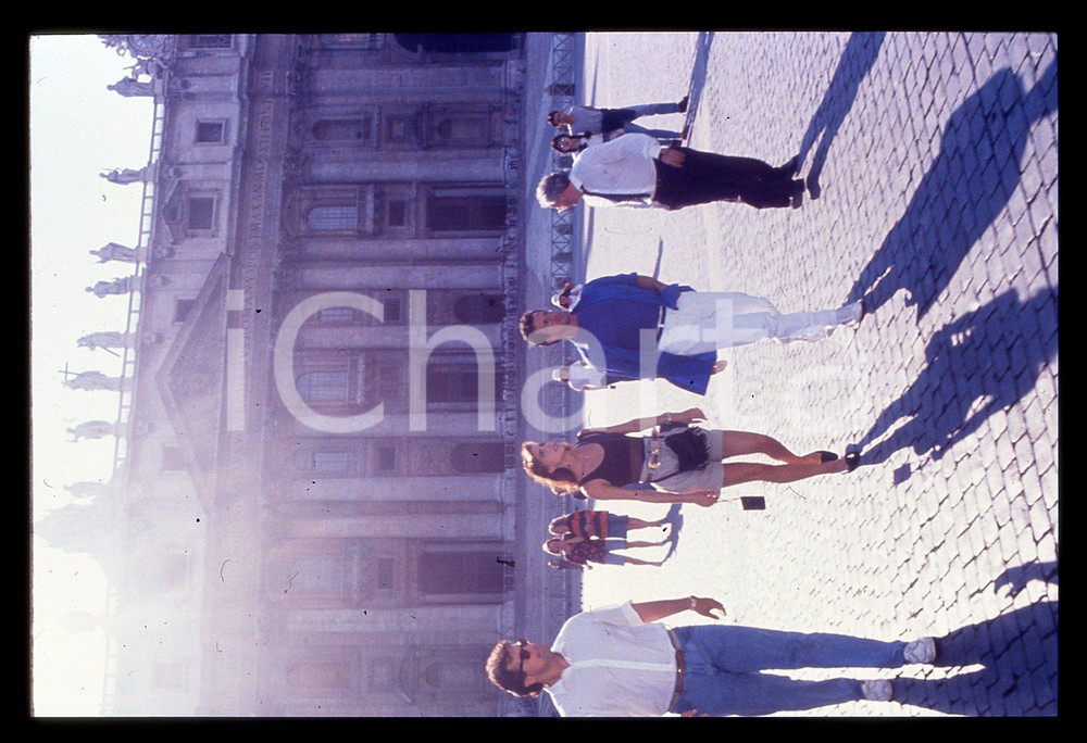 Sylvester STALLONE e Jennifer FLAVIN - ROMA 1990 ca 35 mm vintage slide 22 Diapositiva d'epoca, in formato 35 mm.CONDIZIONI: GOODE' severamente vietata la riproduzione. Tutti i diritti sono riservati.Nella diapositiva ICharta mette in vendita, sul negozio eBay e in esclusiva sul sito "icharta" il proprio archivio composto da numerose diapositive e negativi fotografici d'epoca, tutti originali e autentici, che attraversano la storia del costume italiano tra gli la fine degli anni Sessanta e Novanta.Si tratta di uno sguardo inedito sull'attualità, la politica, la vita quotidiana, il gossip e la cultura, che fotografa il cambiamento della nazione in quest'ultimo scorcio del XX secolo. Un'occasione unica per il mercato del collezionismo, che vede finalmente disponibile un archivio eccezionale per vastità, tematiche e condizioni, in un settore (il negativo fotografico e la diapositiva) di assoluta novità e dalle interessanti prospettive di investimento.  GOOD/buono   originale e autentica 1