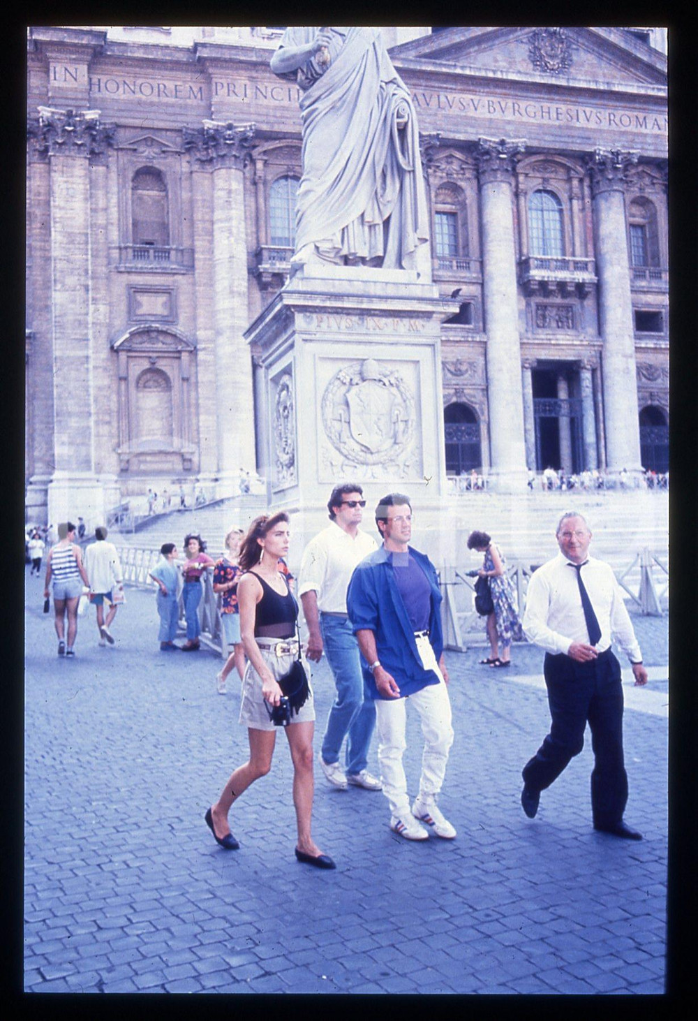Sylvester STALLONE e Jennifer FLAVIN - ROMA 1990 ca 35 mm vintage slide 24 Diapositiva d'epoca, in formato 35 mm.CONDIZIONI: GOODE' severamente vietata la riproduzione. Tutti i diritti sono riservati.Nella diapositiva ICharta mette in vendita, sul negozio eBay e in esclusiva sul sito "icharta" il proprio archivio composto da numerose diapositive e negativi fotografici d'epoca, tutti originali e autentici, che attraversano la storia del costume italiano tra gli la fine degli anni Sessanta e Novanta.Si tratta di uno sguardo inedito sull'attualità, la politica, la vita quotidiana, il gossip e la cultura, che fotografa il cambiamento della nazione in quest'ultimo scorcio del XX secolo. Un'occasione unica per il mercato del collezionismo, che vede finalmente disponibile un archivio eccezionale per vastità, tematiche e condizioni, in un settore (il negativo fotografico e la diapositiva) di assoluta novità e dalle interessanti prospettive di investimento.  GOOD/buono   originale e autentica 1