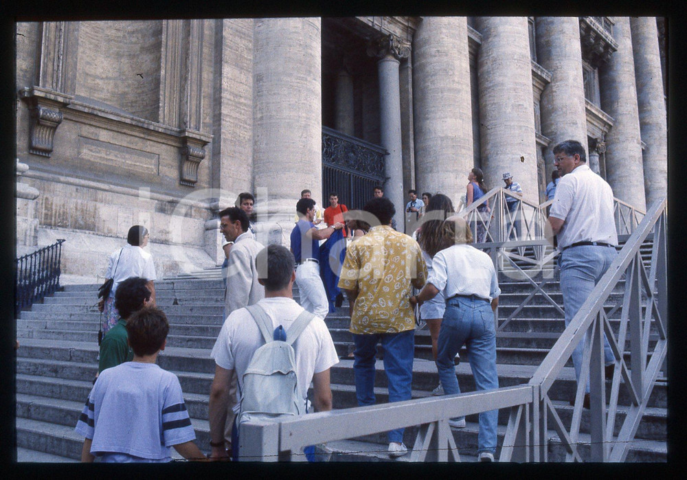Sylvester STALLONE e Jennifer FLAVIN - ROMA 1990 ca 35 mm vintage slide 25 Diapositiva d'epoca, in formato 35 mm.CONDIZIONI: GOODE' severamente vietata la riproduzione. Tutti i diritti sono riservati.Nella diapositiva ICharta mette in vendita, sul negozio eBay e in esclusiva sul sito "icharta" il proprio archivio composto da numerose diapositive e negativi fotografici d'epoca, tutti originali e autentici, che attraversano la storia del costume italiano tra gli la fine degli anni Sessanta e Novanta.Si tratta di uno sguardo inedito sull'attualità, la politica, la vita quotidiana, il gossip e la cultura, che fotografa il cambiamento della nazione in quest'ultimo scorcio del XX secolo. Un'occasione unica per il mercato del collezionismo, che vede finalmente disponibile un archivio eccezionale per vastità, tematiche e condizioni, in un settore (il negativo fotografico e la diapositiva) di assoluta novità e dalle interessanti prospettive di investimento.  GOOD/buono   originale e autentica 1