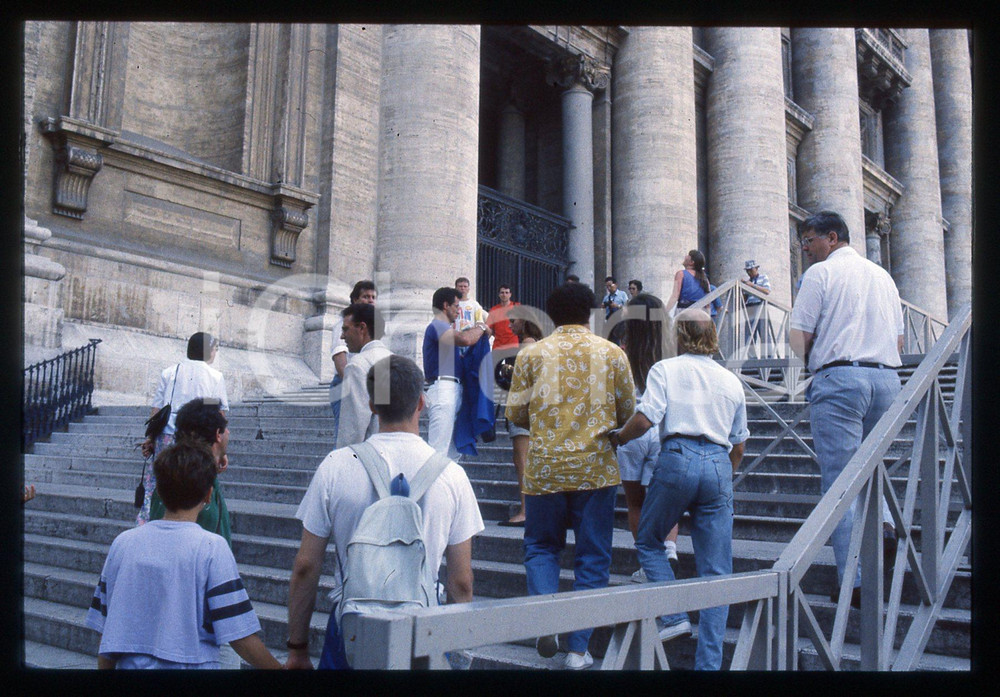 Sylvester STALLONE e Jennifer FLAVIN - ROMA 1990 ca 35 mm vintage slide 26 Diapositiva d'epoca, in formato 35 mm.CONDIZIONI: GOODE' severamente vietata la riproduzione. Tutti i diritti sono riservati.Nella diapositiva ICharta mette in vendita, sul negozio eBay e in esclusiva sul sito "icharta" il proprio archivio composto da numerose diapositive e negativi fotografici d'epoca, tutti originali e autentici, che attraversano la storia del costume italiano tra gli la fine degli anni Sessanta e Novanta.Si tratta di uno sguardo inedito sull'attualità, la politica, la vita quotidiana, il gossip e la cultura, che fotografa il cambiamento della nazione in quest'ultimo scorcio del XX secolo. Un'occasione unica per il mercato del collezionismo, che vede finalmente disponibile un archivio eccezionale per vastità, tematiche e condizioni, in un settore (il negativo fotografico e la diapositiva) di assoluta novità e dalle interessanti prospettive di investimento.  GOOD/buono   originale e autentica 1