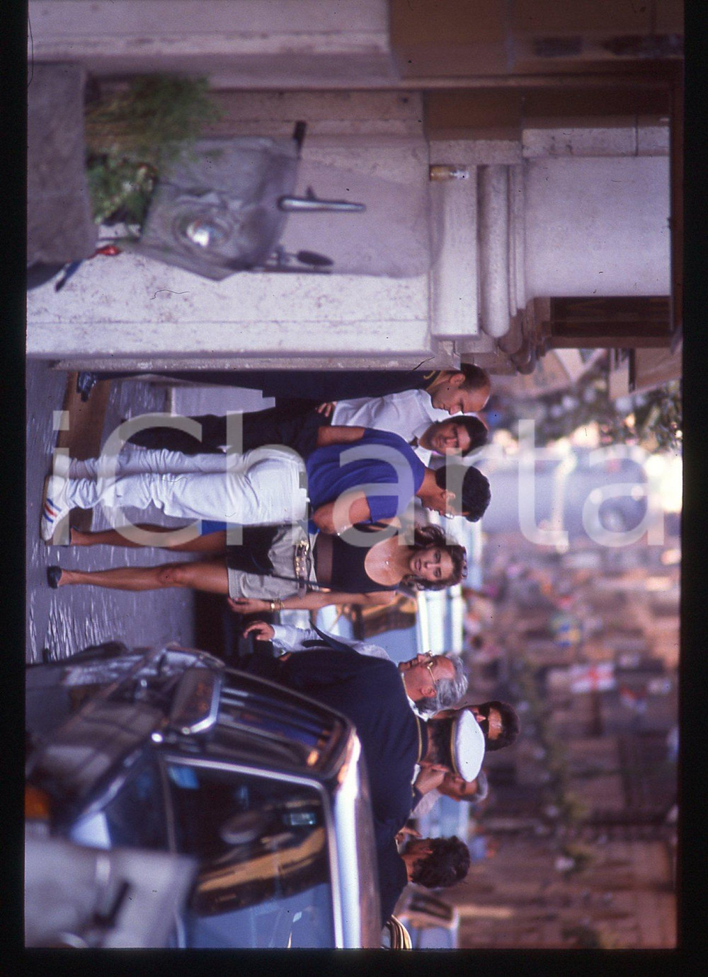 Sylvester STALLONE e Jennifer FLAVIN - ROMA 1990 ca 35 mm vintage slide 27 Diapositiva d'epoca, in formato 35 mm.CONDIZIONI: GOODE' severamente vietata la riproduzione. Tutti i diritti sono riservati.Nella diapositiva ICharta mette in vendita, sul negozio eBay e in esclusiva sul sito "icharta" il proprio archivio composto da numerose diapositive e negativi fotografici d'epoca, tutti originali e autentici, che attraversano la storia del costume italiano tra gli la fine degli anni Sessanta e Novanta.Si tratta di uno sguardo inedito sull'attualità, la politica, la vita quotidiana, il gossip e la cultura, che fotografa il cambiamento della nazione in quest'ultimo scorcio del XX secolo. Un'occasione unica per il mercato del collezionismo, che vede finalmente disponibile un archivio eccezionale per vastità, tematiche e condizioni, in un settore (il negativo fotografico e la diapositiva) di assoluta novità e dalle interessanti prospettive di investimento.  GOOD/buono   originale e autentica 1