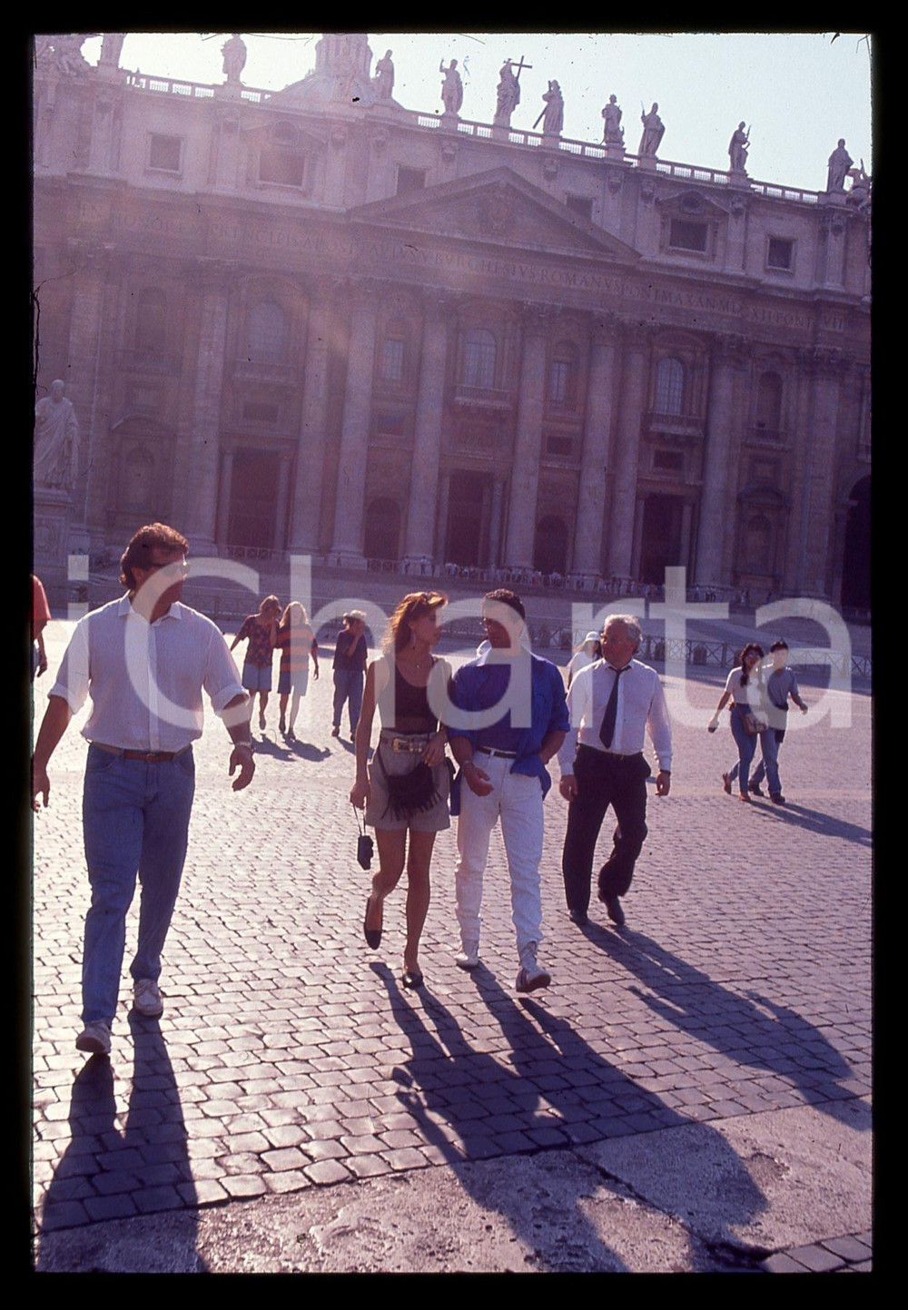 Sylvester STALLONE e Jennifer FLAVIN - ROMA 1990 ca 35 mm vintage slide 28 Diapositiva d'epoca, in formato 35 mm.CONDIZIONI: GOODE' severamente vietata la riproduzione. Tutti i diritti sono riservati.Nella diapositiva ICharta mette in vendita, sul negozio eBay e in esclusiva sul sito "icharta" il proprio archivio composto da numerose diapositive e negativi fotografici d'epoca, tutti originali e autentici, che attraversano la storia del costume italiano tra gli la fine degli anni Sessanta e Novanta.Si tratta di uno sguardo inedito sull'attualità, la politica, la vita quotidiana, il gossip e la cultura, che fotografa il cambiamento della nazione in quest'ultimo scorcio del XX secolo. Un'occasione unica per il mercato del collezionismo, che vede finalmente disponibile un archivio eccezionale per vastità, tematiche e condizioni, in un settore (il negativo fotografico e la diapositiva) di assoluta novità e dalle interessanti prospettive di investimento.  GOOD/buono   originale e autentica 1