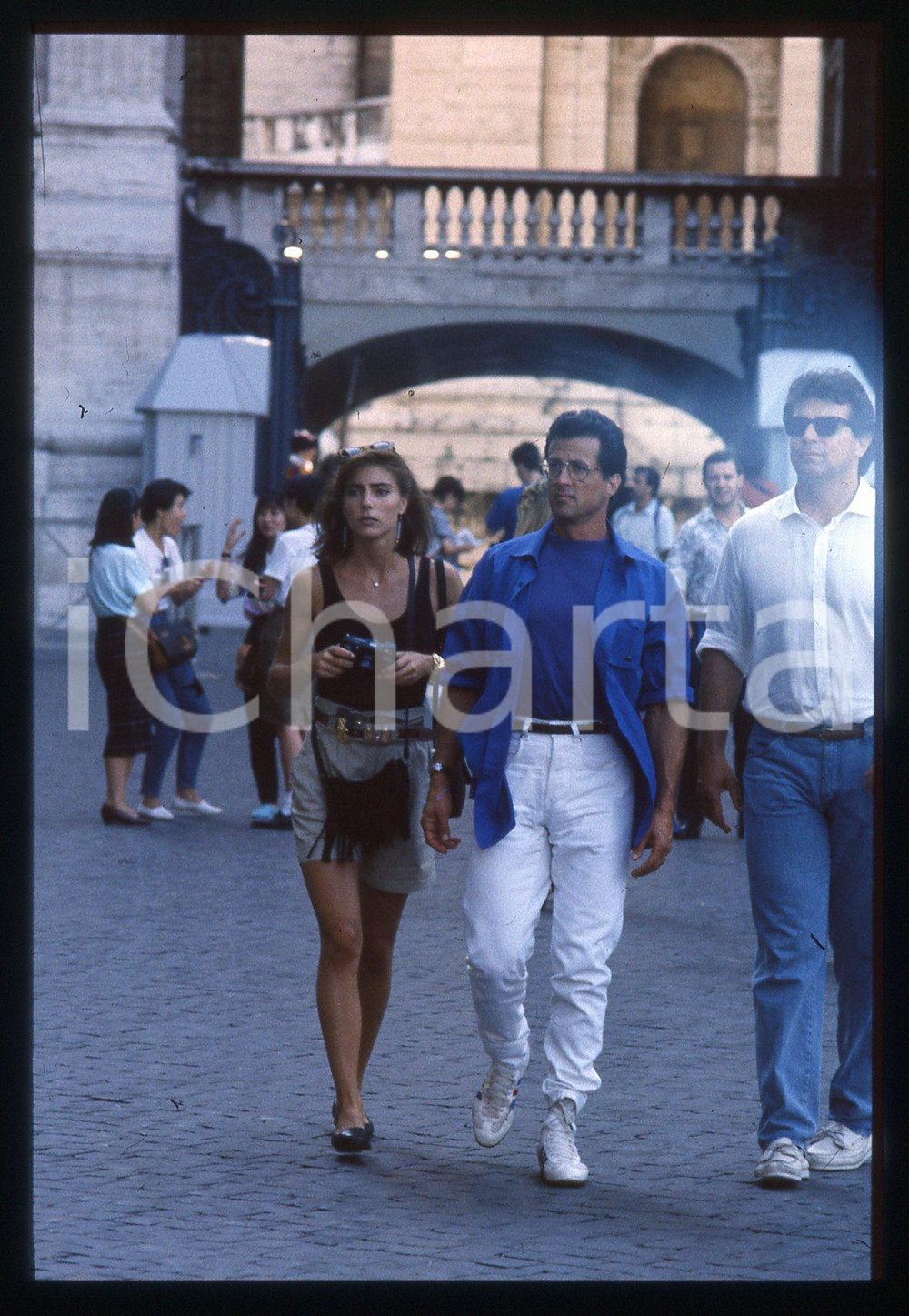 Sylvester STALLONE e Jennifer FLAVIN - ROMA 1990 ca 35 mm vintage slide 29 Diapositiva d'epoca, in formato 35 mm.CONDIZIONI: GOODE' severamente vietata la riproduzione. Tutti i diritti sono riservati.Nella diapositiva ICharta mette in vendita, sul negozio eBay e in esclusiva sul sito "icharta" il proprio archivio composto da numerose diapositive e negativi fotografici d'epoca, tutti originali e autentici, che attraversano la storia del costume italiano tra gli la fine degli anni Sessanta e Novanta.Si tratta di uno sguardo inedito sull'attualità, la politica, la vita quotidiana, il gossip e la cultura, che fotografa il cambiamento della nazione in quest'ultimo scorcio del XX secolo. Un'occasione unica per il mercato del collezionismo, che vede finalmente disponibile un archivio eccezionale per vastità, tematiche e condizioni, in un settore (il negativo fotografico e la diapositiva) di assoluta novità e dalle interessanti prospettive di investimento.  GOOD/buono   originale e autentica 1