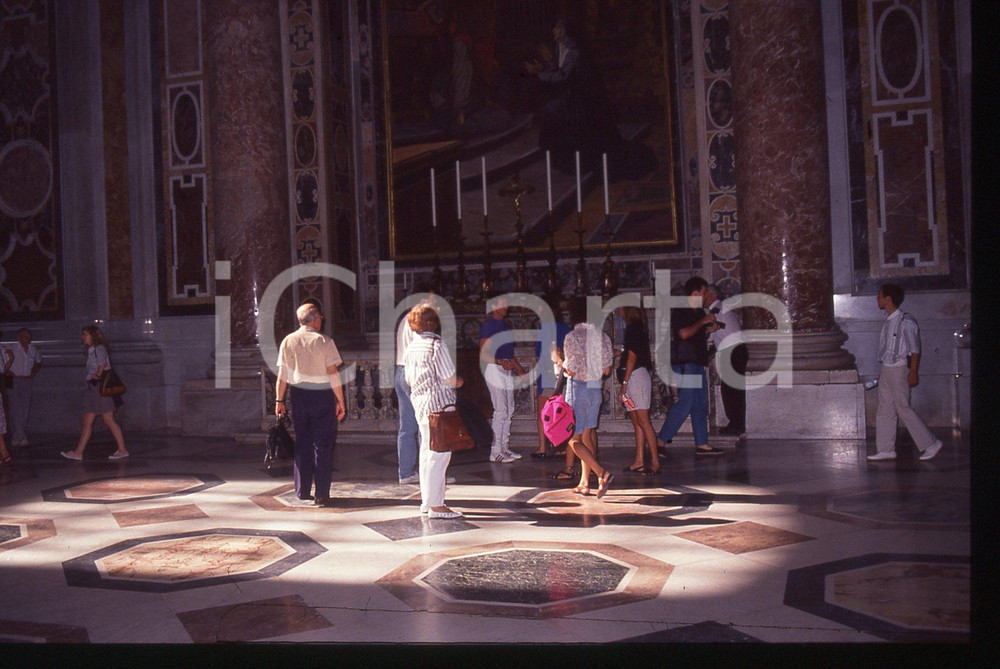 Sylvester STALLONE e Jennifer FLAVIN - ROMA 1990 ca 35 mm vintage slide 30 Diapositiva d'epoca, in formato 35 mm.CONDIZIONI: GOODE' severamente vietata la riproduzione. Tutti i diritti sono riservati.Nella diapositiva ICharta mette in vendita, sul negozio eBay e in esclusiva sul sito "icharta" il proprio archivio composto da numerose diapositive e negativi fotografici d'epoca, tutti originali e autentici, che attraversano la storia del costume italiano tra gli la fine degli anni Sessanta e Novanta.Si tratta di uno sguardo inedito sull'attualità, la politica, la vita quotidiana, il gossip e la cultura, che fotografa il cambiamento della nazione in quest'ultimo scorcio del XX secolo. Un'occasione unica per il mercato del collezionismo, che vede finalmente disponibile un archivio eccezionale per vastità, tematiche e condizioni, in un settore (il negativo fotografico e la diapositiva) di assoluta novità e dalle interessanti prospettive di investimento.  GOOD/buono   originale e autentica 1
