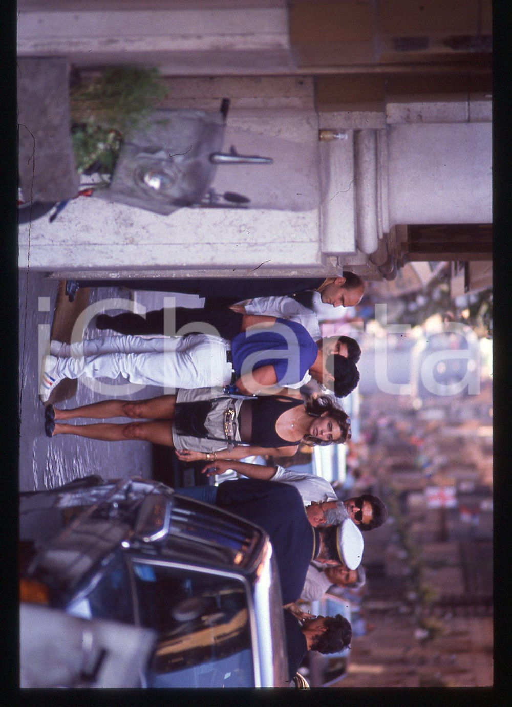 Sylvester STALLONE e Jennifer FLAVIN - ROMA 1990 ca 35 mm vintage slide 31 Diapositiva d'epoca, in formato 35 mm.CONDIZIONI: GOODE' severamente vietata la riproduzione. Tutti i diritti sono riservati.Nella diapositiva ICharta mette in vendita, sul negozio eBay e in esclusiva sul sito "icharta" il proprio archivio composto da numerose diapositive e negativi fotografici d'epoca, tutti originali e autentici, che attraversano la storia del costume italiano tra gli la fine degli anni Sessanta e Novanta.Si tratta di uno sguardo inedito sull'attualità, la politica, la vita quotidiana, il gossip e la cultura, che fotografa il cambiamento della nazione in quest'ultimo scorcio del XX secolo. Un'occasione unica per il mercato del collezionismo, che vede finalmente disponibile un archivio eccezionale per vastità, tematiche e condizioni, in un settore (il negativo fotografico e la diapositiva) di assoluta novità e dalle interessanti prospettive di investimento.  GOOD/buono   originale e autentica 1