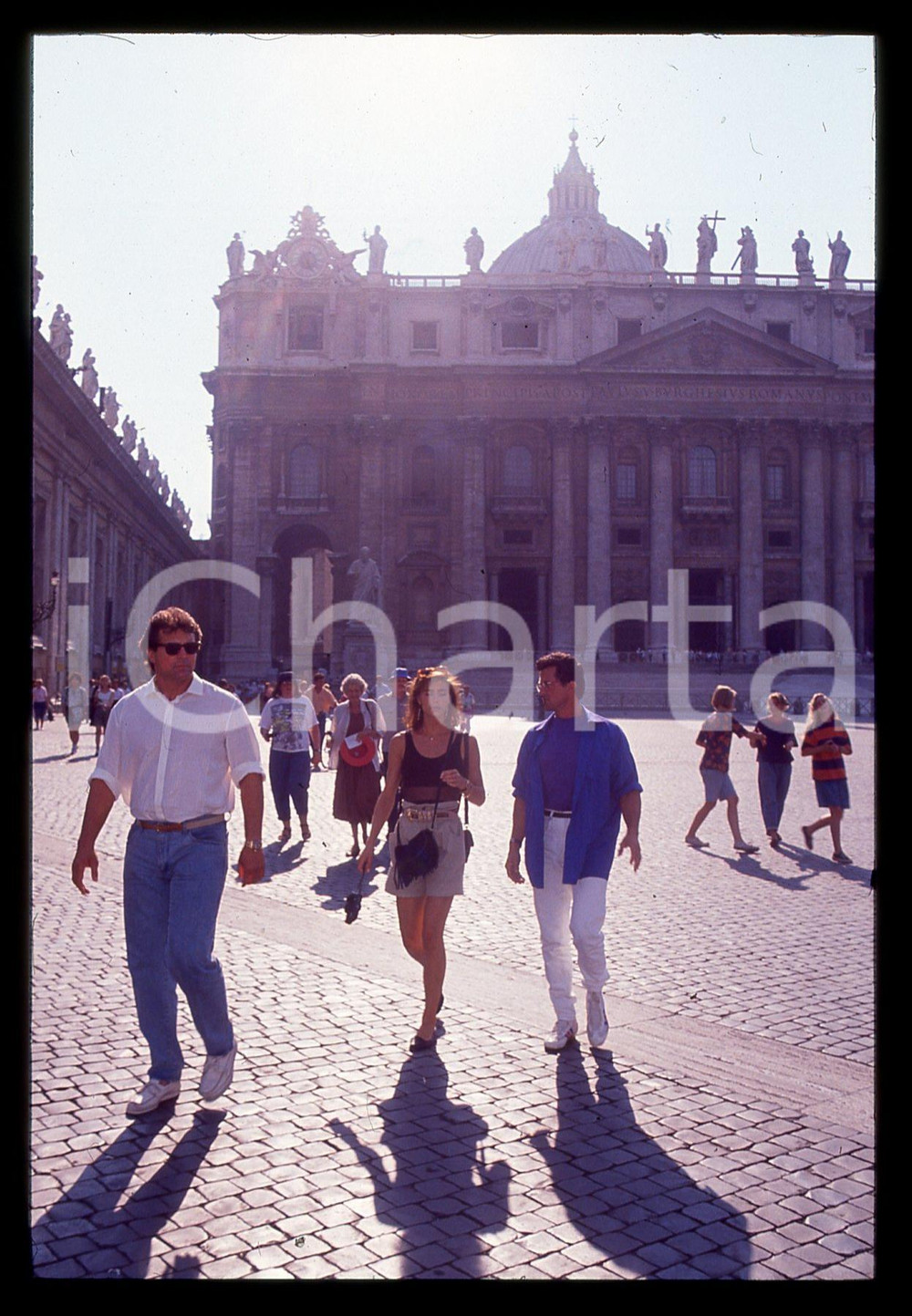 Sylvester STALLONE e Jennifer FLAVIN - ROMA 1990 ca 35 mm vintage slide 32 Diapositiva d'epoca, in formato 35 mm.CONDIZIONI: GOODE' severamente vietata la riproduzione. Tutti i diritti sono riservati.Nella diapositiva ICharta mette in vendita, sul negozio eBay e in esclusiva sul sito "icharta" il proprio archivio composto da numerose diapositive e negativi fotografici d'epoca, tutti originali e autentici, che attraversano la storia del costume italiano tra gli la fine degli anni Sessanta e Novanta.Si tratta di uno sguardo inedito sull'attualità, la politica, la vita quotidiana, il gossip e la cultura, che fotografa il cambiamento della nazione in quest'ultimo scorcio del XX secolo. Un'occasione unica per il mercato del collezionismo, che vede finalmente disponibile un archivio eccezionale per vastità, tematiche e condizioni, in un settore (il negativo fotografico e la diapositiva) di assoluta novità e dalle interessanti prospettive di investimento.  GOOD/buono   originale e autentica 1
