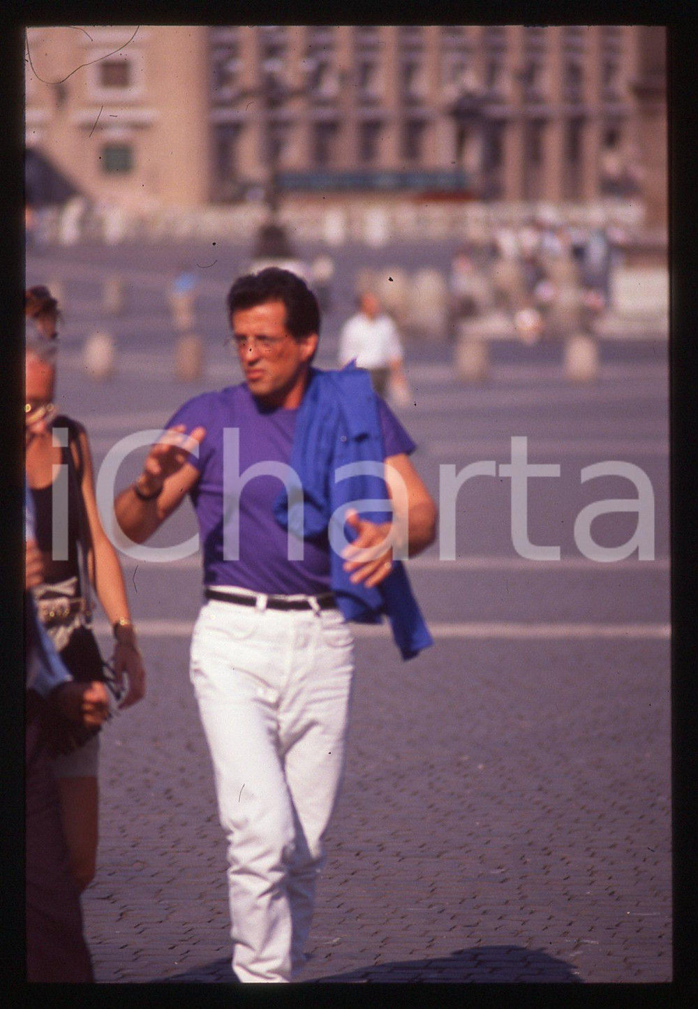 Sylvester STALLONE e Jennifer FLAVIN - ROMA 1990 ca 35 mm vintage slide 34 Diapositiva d'epoca, in formato 35 mm.CONDIZIONI: GOODE' severamente vietata la riproduzione. Tutti i diritti sono riservati.Nella diapositiva ICharta mette in vendita, sul negozio eBay e in esclusiva sul sito "icharta" il proprio archivio composto da numerose diapositive e negativi fotografici d'epoca, tutti originali e autentici, che attraversano la storia del costume italiano tra gli la fine degli anni Sessanta e Novanta.Si tratta di uno sguardo inedito sull'attualità, la politica, la vita quotidiana, il gossip e la cultura, che fotografa il cambiamento della nazione in quest'ultimo scorcio del XX secolo. Un'occasione unica per il mercato del collezionismo, che vede finalmente disponibile un archivio eccezionale per vastità, tematiche e condizioni, in un settore (il negativo fotografico e la diapositiva) di assoluta novità e dalle interessanti prospettive di investimento.  GOOD/buono   originale e autentica 1