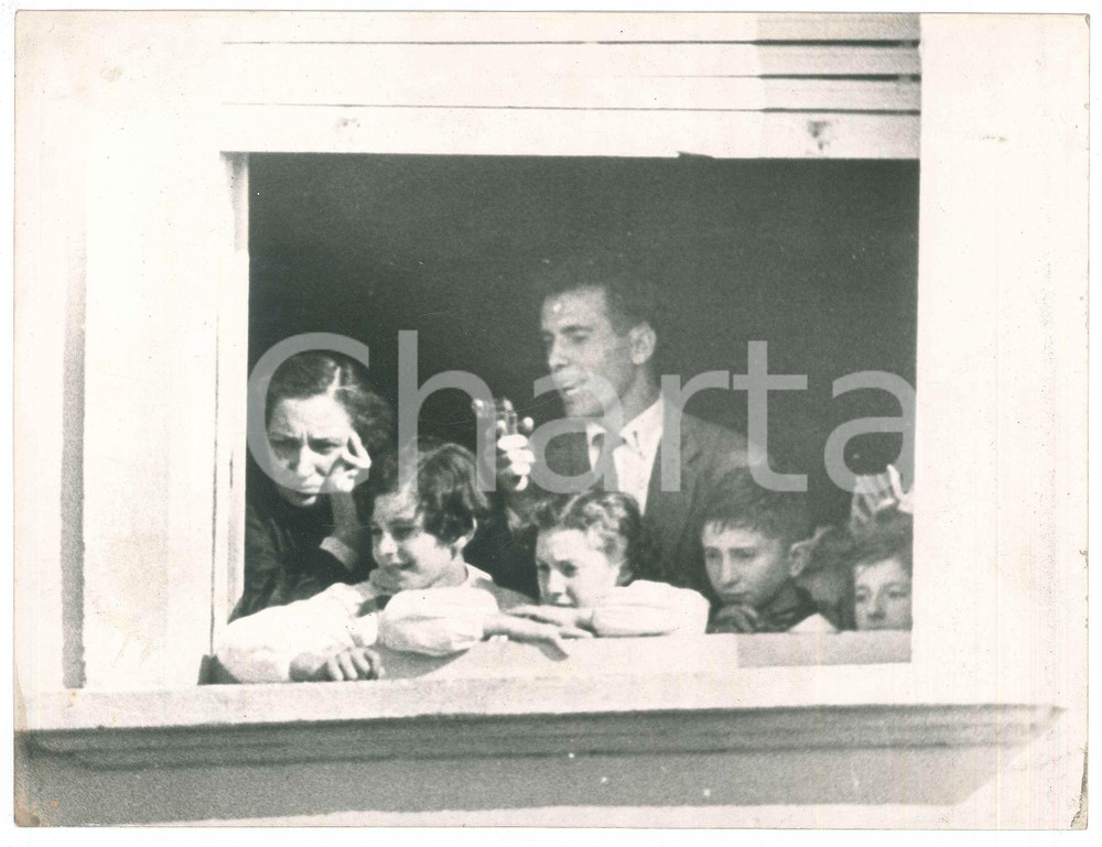 Fotografia d epoca originale 1956 TERRAZZANO DI RHO Sequestro 96 bambini  Egidio SANTATO armato con ostaggi 1