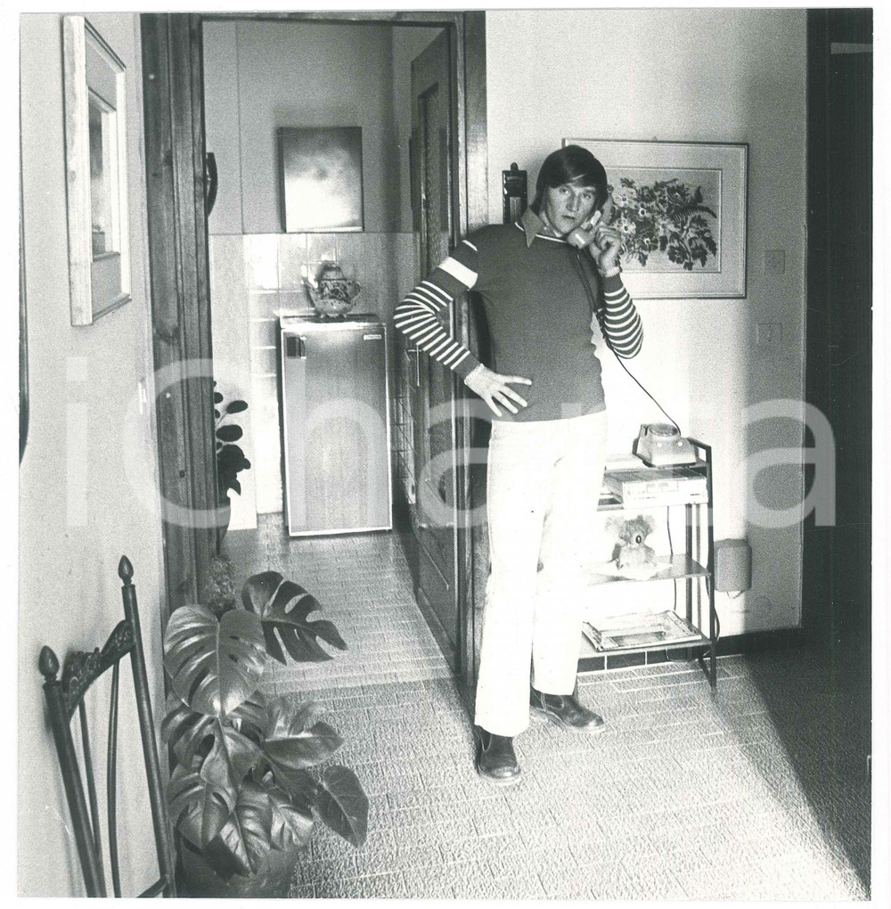 Fotografia d epoca originale 1972 COSTUME ITALIA Sciatore Piero GROS  Ritratto al telefono  Foto 2 1