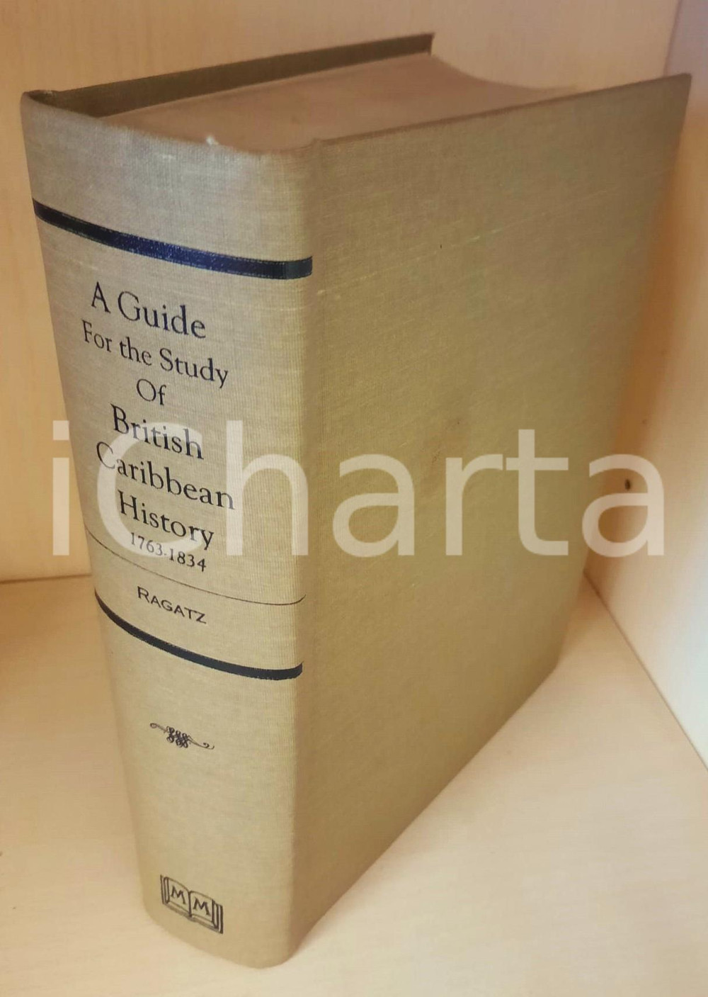 1932 (2011) J. L. RAGATZ A guide for the study of British Caribbean History Brossura editoriale, con copertina rigida.Facsimile in tiratura limitata dell'edizione del 1932.PAGINE: 725EDITORE: Martino, Mansfield Centre FAIR/discreto buone condizioni interne, ma tracce d'uso e lieve macchia in copertina; sporcature al taglio Formato: 17x24 cm originale e autentica 1