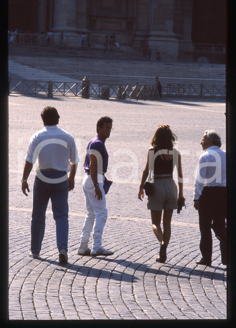 Sylvester STALLONE e Jennifer FLAVIN - ROMA 1990 ca 35 mm vintage slide 38 Diapositiva d'epoca, in formato 35 mm.CONDIZIONI: GOODE' severamente vietata la riproduzione. Tutti i diritti sono riservati.Nella diapositiva ICharta mette in vendita, sul negozio eBay e in esclusiva sul sito "icharta" il proprio archivio composto da numerose diapositive e negativi fotografici d'epoca, tutti originali e autentici, che attraversano la storia del costume italiano tra gli la fine degli anni Sessanta e Novanta.Si tratta di uno sguardo inedito sull'attualità, la politica, la vita quotidiana, il gossip e la cultura, che fotografa il cambiamento della nazione in quest'ultimo scorcio del XX secolo. Un'occasione unica per il mercato del collezionismo, che vede finalmente disponibile un archivio eccezionale per vastità, tematiche e condizioni, in un settore (il negativo fotografico e la diapositiva) di assoluta novità e dalle interessanti prospettive di investimento.  GOOD/buono   originale e autentica 1