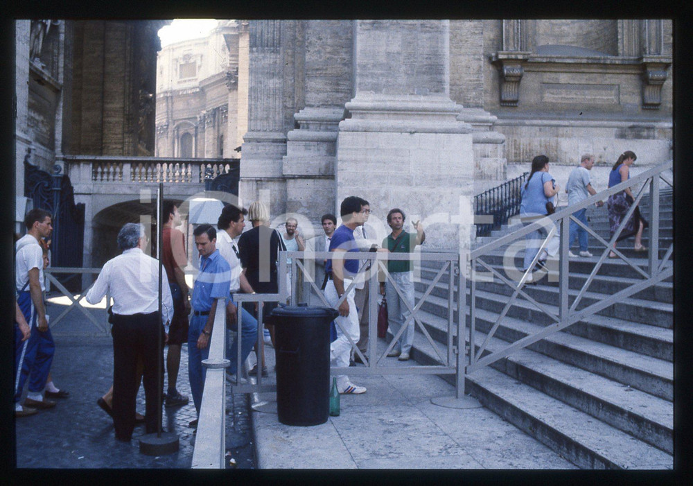 Sylvester STALLONE e Jennifer FLAVIN - ROMA 1990 ca 35 mm vintage slide 39 Diapositiva d'epoca, in formato 35 mm.CONDIZIONI: GOODE' severamente vietata la riproduzione. Tutti i diritti sono riservati.Nella diapositiva ICharta mette in vendita, sul negozio eBay e in esclusiva sul sito "icharta" il proprio archivio composto da numerose diapositive e negativi fotografici d'epoca, tutti originali e autentici, che attraversano la storia del costume italiano tra gli la fine degli anni Sessanta e Novanta.Si tratta di uno sguardo inedito sull'attualità, la politica, la vita quotidiana, il gossip e la cultura, che fotografa il cambiamento della nazione in quest'ultimo scorcio del XX secolo. Un'occasione unica per il mercato del collezionismo, che vede finalmente disponibile un archivio eccezionale per vastità, tematiche e condizioni, in un settore (il negativo fotografico e la diapositiva) di assoluta novità e dalle interessanti prospettive di investimento.  GOOD/buono   originale e autentica 1