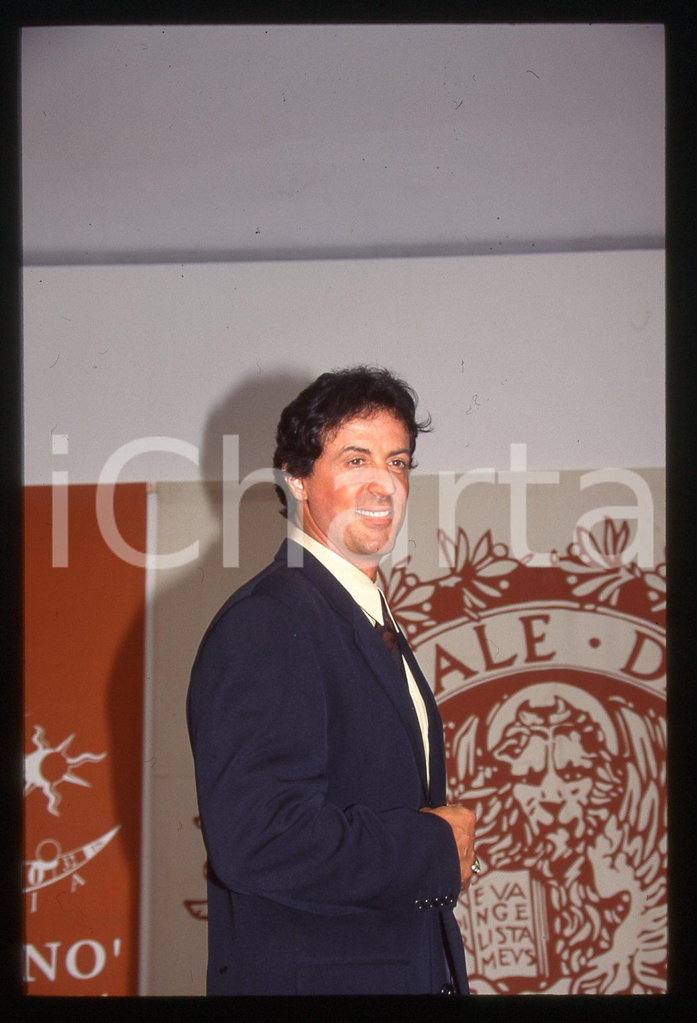 Sylvester STALLONE - FESTIVAL CINEMA VENEZIA 1997 35 mm vintage slide 53 Diapositiva d'epoca, in formato 35 mm.CONDIZIONI: GOODE' severamente vietata la riproduzione. Tutti i diritti sono riservati.Nella diapositiva ICharta mette in vendita, sul negozio eBay e in esclusiva sul sito "icharta" il proprio archivio composto da numerose diapositive e negativi fotografici d'epoca, tutti originali e autentici, che attraversano la storia del costume italiano tra gli la fine degli anni Sessanta e Novanta.Si tratta di uno sguardo inedito sull'attualit&agrave;, la politica, la vita quotidiana, il gossip e la cultura, che fotografa il cambiamento della nazione in quest'ultimo scorcio del XX secolo. Un'occasione unica per il mercato del collezionismo, che vede finalmente disponibile un archivio eccezionale per vastit&agrave;, tematiche e condizioni, in un settore (il negativo fotografico e la diapositiva) di assoluta novit&agrave; e dalle interessanti prospettive di investimento.  GOOD/buono   originale e autentica 1