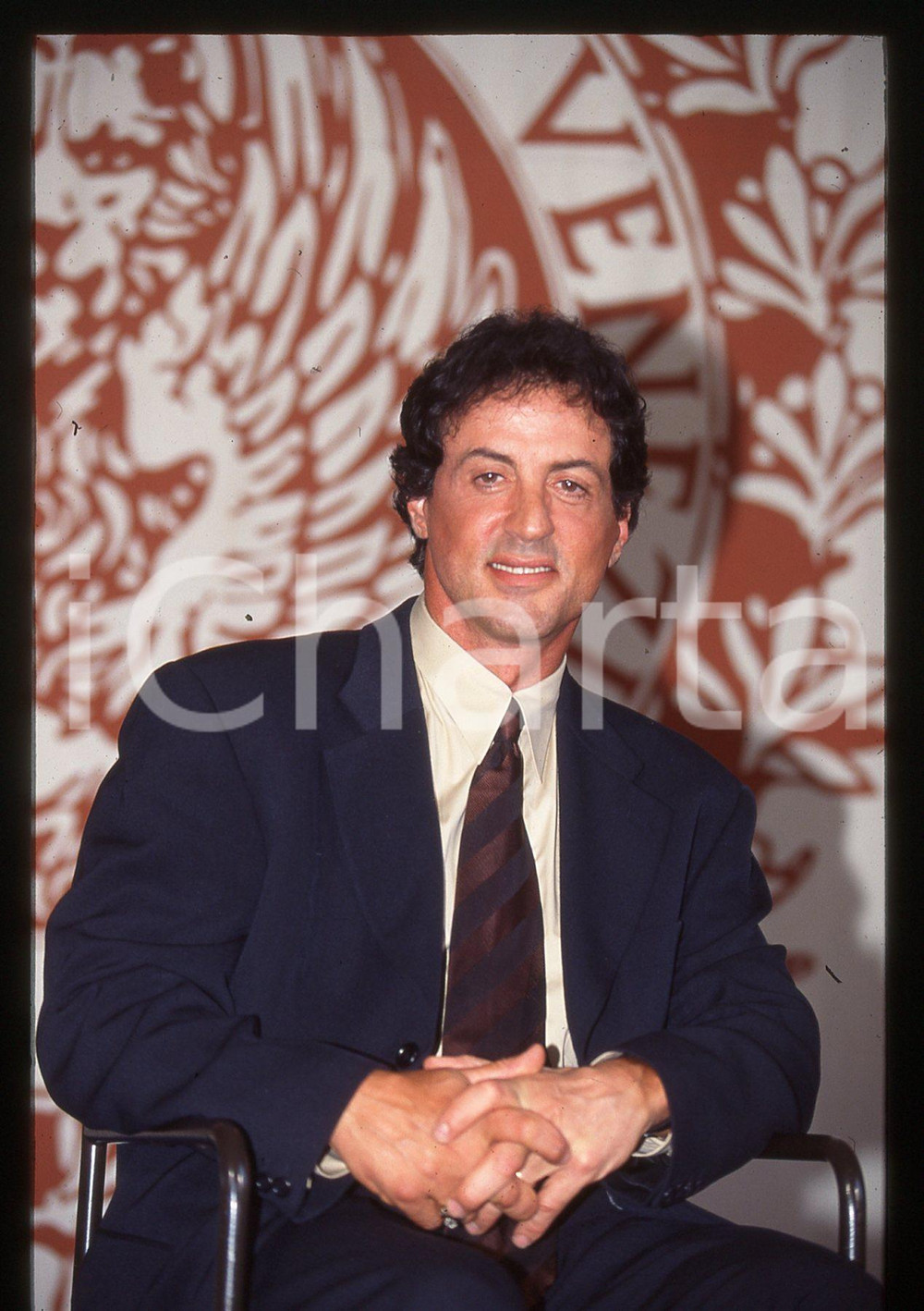 Sylvester STALLONE - FESTIVAL CINEMA VENEZIA 1997 35 mm vintage slide 54 Diapositiva d'epoca, in formato 35 mm.CONDIZIONI: GOODE' severamente vietata la riproduzione. Tutti i diritti sono riservati.Nella diapositiva ICharta mette in vendita, sul negozio eBay e in esclusiva sul sito "icharta" il proprio archivio composto da numerose diapositive e negativi fotografici d'epoca, tutti originali e autentici, che attraversano la storia del costume italiano tra gli la fine degli anni Sessanta e Novanta.Si tratta di uno sguardo inedito sull'attualit&agrave;, la politica, la vita quotidiana, il gossip e la cultura, che fotografa il cambiamento della nazione in quest'ultimo scorcio del XX secolo. Un'occasione unica per il mercato del collezionismo, che vede finalmente disponibile un archivio eccezionale per vastit&agrave;, tematiche e condizioni, in un settore (il negativo fotografico e la diapositiva) di assoluta novit&agrave; e dalle interessanti prospettive di investimento.  GOOD/buono   originale e autentica 1