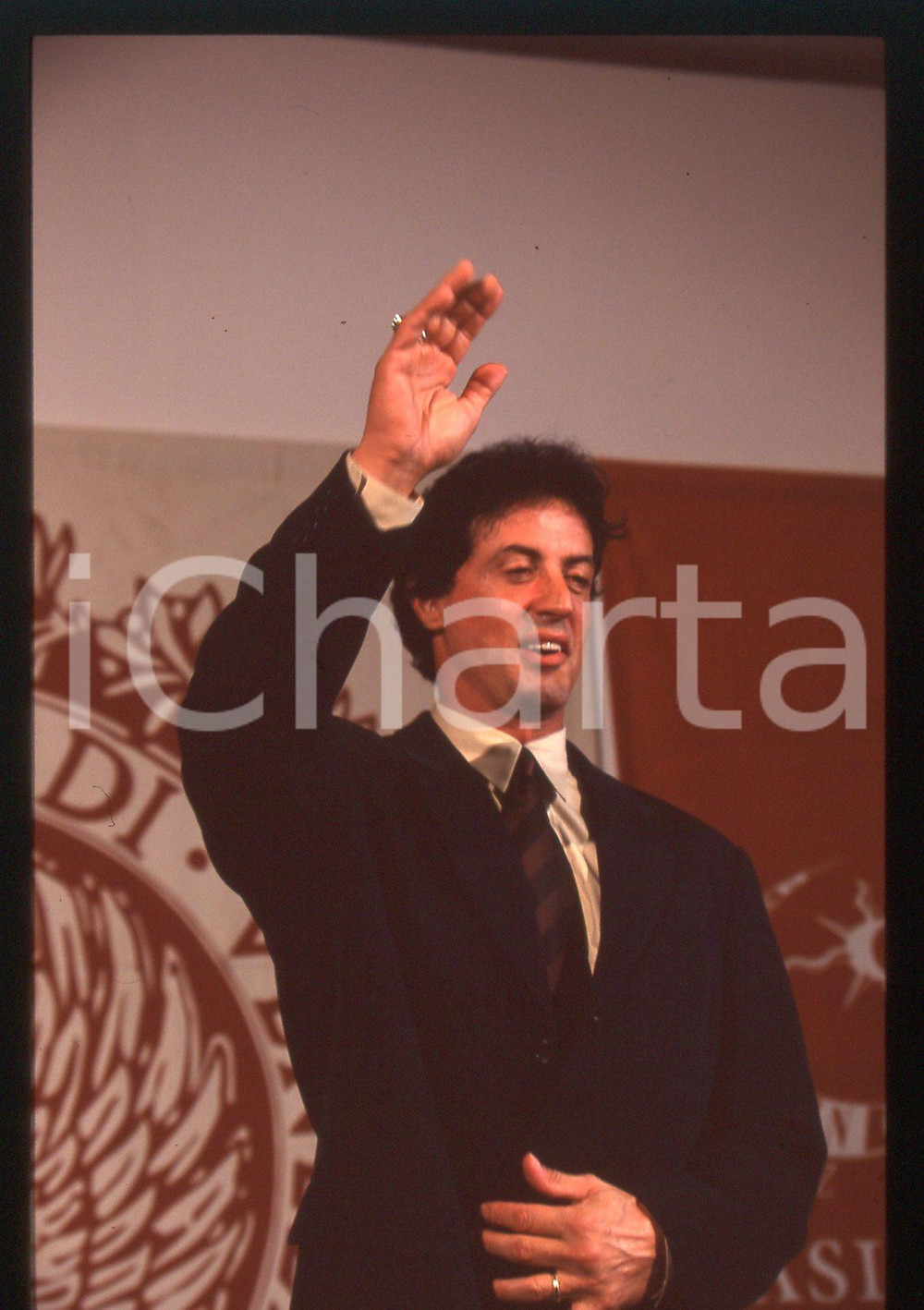 Sylvester STALLONE - FESTIVAL CINEMA VENEZIA 1997 35 mm vintage slide 56 Diapositiva d'epoca, in formato 35 mm.CONDIZIONI: GOODE' severamente vietata la riproduzione. Tutti i diritti sono riservati.Nella diapositiva ICharta mette in vendita, sul negozio eBay e in esclusiva sul sito "icharta" il proprio archivio composto da numerose diapositive e negativi fotografici d'epoca, tutti originali e autentici, che attraversano la storia del costume italiano tra gli la fine degli anni Sessanta e Novanta.Si tratta di uno sguardo inedito sull'attualit&agrave;, la politica, la vita quotidiana, il gossip e la cultura, che fotografa il cambiamento della nazione in quest'ultimo scorcio del XX secolo. Un'occasione unica per il mercato del collezionismo, che vede finalmente disponibile un archivio eccezionale per vastit&agrave;, tematiche e condizioni, in un settore (il negativo fotografico e la diapositiva) di assoluta novit&agrave; e dalle interessanti prospettive di investimento.  GOOD/buono   originale e autentica 1