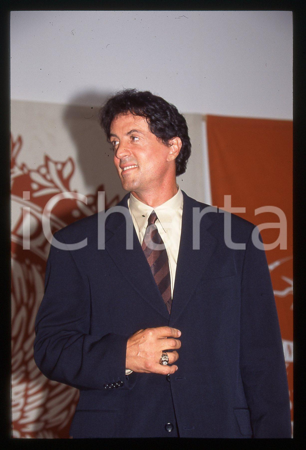 Sylvester STALLONE - FESTIVAL CINEMA VENEZIA 1997 35 mm vintage slide 55 Diapositiva d'epoca, in formato 35 mm.CONDIZIONI: GOODE' severamente vietata la riproduzione. Tutti i diritti sono riservati.Nella diapositiva ICharta mette in vendita, sul negozio eBay e in esclusiva sul sito "icharta" il proprio archivio composto da numerose diapositive e negativi fotografici d'epoca, tutti originali e autentici, che attraversano la storia del costume italiano tra gli la fine degli anni Sessanta e Novanta.Si tratta di uno sguardo inedito sull'attualit&agrave;, la politica, la vita quotidiana, il gossip e la cultura, che fotografa il cambiamento della nazione in quest'ultimo scorcio del XX secolo. Un'occasione unica per il mercato del collezionismo, che vede finalmente disponibile un archivio eccezionale per vastit&agrave;, tematiche e condizioni, in un settore (il negativo fotografico e la diapositiva) di assoluta novit&agrave; e dalle interessanti prospettive di investimento.  GOOD/buono   originale e autentica 1