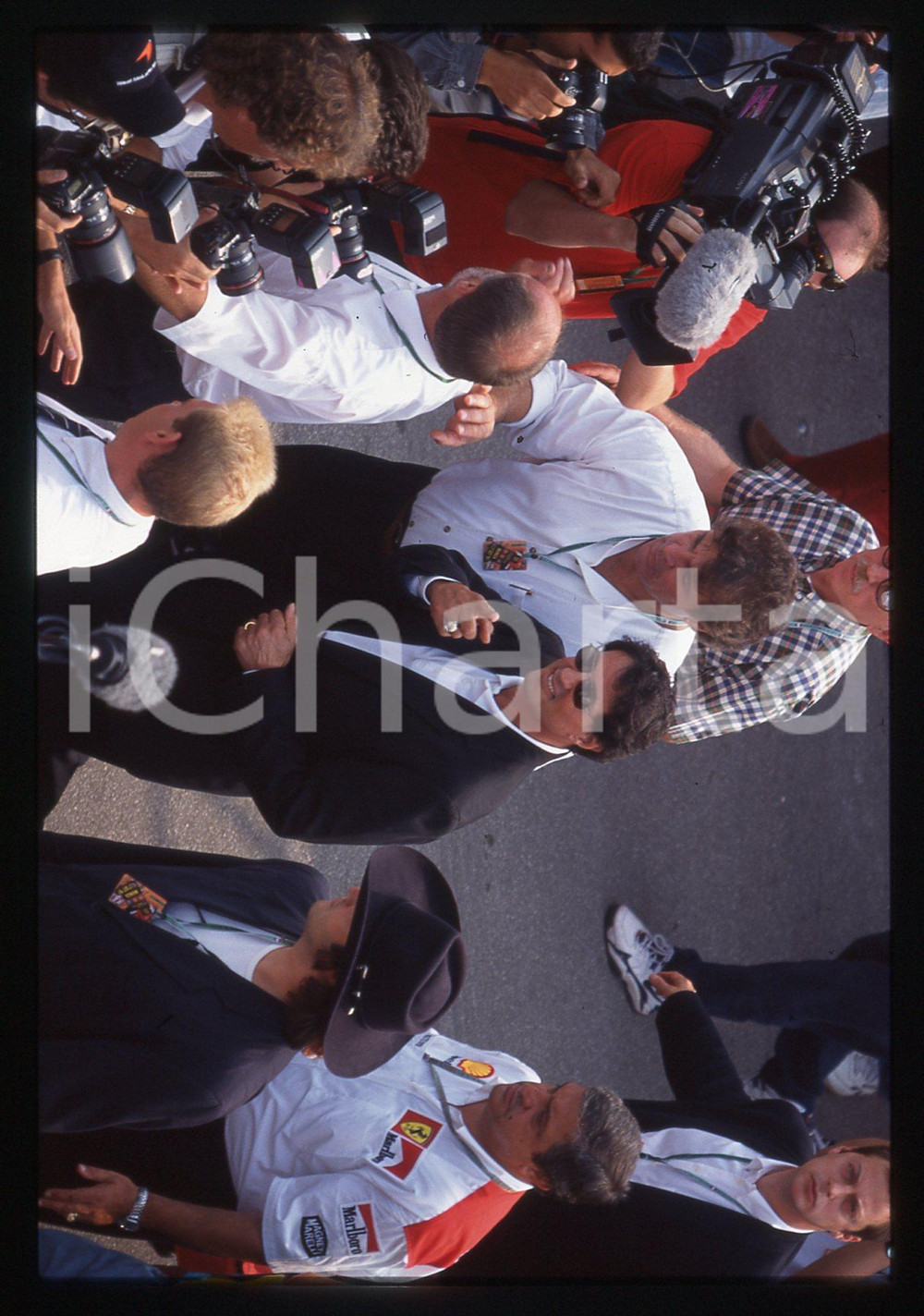 Sylvester STALLONE - FORMULA 1 GP MONZA 1997 35 mm vintage slide 6 Diapositiva d'epoca, in formato 35 mm.CONDIZIONI: GOODE' severamente vietata la riproduzione. Tutti i diritti sono riservati.Nella diapositiva ICharta mette in vendita, sul negozio eBay e in esclusiva sul sito "icharta" il proprio archivio composto da numerose diapositive e negativi fotografici d'epoca, tutti originali e autentici, che attraversano la storia del costume italiano tra gli la fine degli anni Sessanta e Novanta.Si tratta di uno sguardo inedito sull'attualit&agrave;, la politica, la vita quotidiana, il gossip e la cultura, che fotografa il cambiamento della nazione in quest'ultimo scorcio del XX secolo. Un'occasione unica per il mercato del collezionismo, che vede finalmente disponibile un archivio eccezionale per vastit&agrave;, tematiche e condizioni, in un settore (il negativo fotografico e la diapositiva) di assoluta novit&agrave; e dalle interessanti prospettive di investimento.  GOOD/buono   originale e autentica 1
