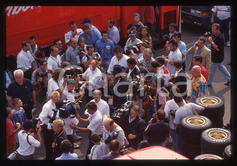 Sylvester STALLONE - FORMULA 1 GP MONZA 1997 35 mm vintage slide 8 Diapositiva d'epoca, in formato 35 mm.CONDIZIONI: GOODE' severamente vietata la riproduzione. Tutti i diritti sono riservati.Nella diapositiva ICharta mette in vendita, sul negozio eBay e in esclusiva sul sito "icharta" il proprio archivio composto da numerose diapositive e negativi fotografici d'epoca, tutti originali e autentici, che attraversano la storia del costume italiano tra gli la fine degli anni Sessanta e Novanta.Si tratta di uno sguardo inedito sull'attualit&agrave;, la politica, la vita quotidiana, il gossip e la cultura, che fotografa il cambiamento della nazione in quest'ultimo scorcio del XX secolo. Un'occasione unica per il mercato del collezionismo, che vede finalmente disponibile un archivio eccezionale per vastit&agrave;, tematiche e condizioni, in un settore (il negativo fotografico e la diapositiva) di assoluta novit&agrave; e dalle interessanti prospettive di investimento.  GOOD/buono   originale e autentica 1