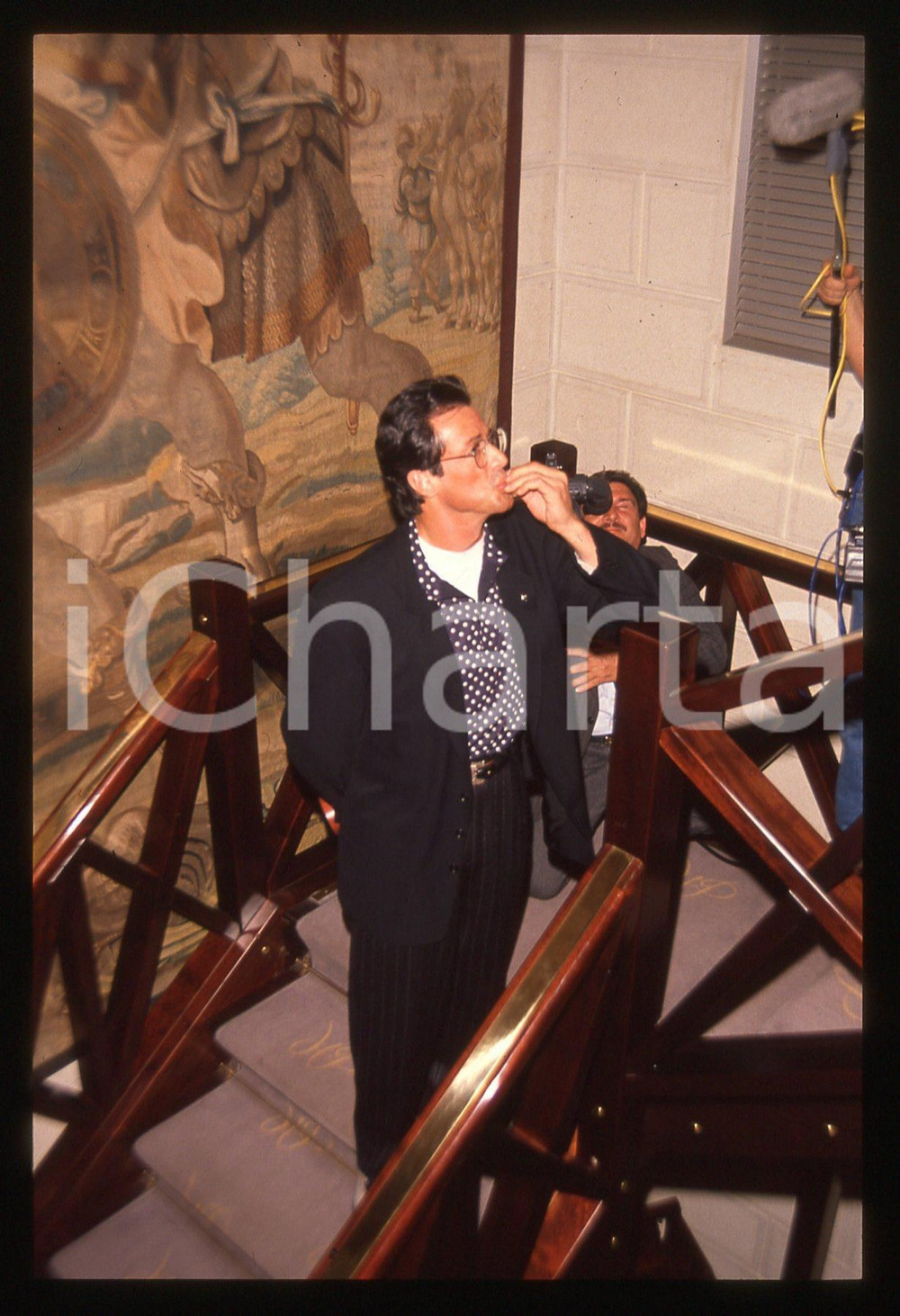 Sylvester STALLONE - CINEMA 1995 ca 35 mm vintage slide 41 Diapositiva d'epoca, in formato 35 mm.CONDIZIONI: GOODE' severamente vietata la riproduzione. Tutti i diritti sono riservati.Nella diapositiva ICharta mette in vendita, sul negozio eBay e in esclusiva sul sito "icharta" il proprio archivio composto da numerose diapositive e negativi fotografici d'epoca, tutti originali e autentici, che attraversano la storia del costume italiano tra gli la fine degli anni Sessanta e Novanta.Si tratta di uno sguardo inedito sull'attualità, la politica, la vita quotidiana, il gossip e la cultura, che fotografa il cambiamento della nazione in quest'ultimo scorcio del XX secolo. Un'occasione unica per il mercato del collezionismo, che vede finalmente disponibile un archivio eccezionale per vastità, tematiche e condizioni, in un settore (il negativo fotografico e la diapositiva) di assoluta novità e dalle interessanti prospettive di investimento.  GOOD/buono   originale e autentica 1