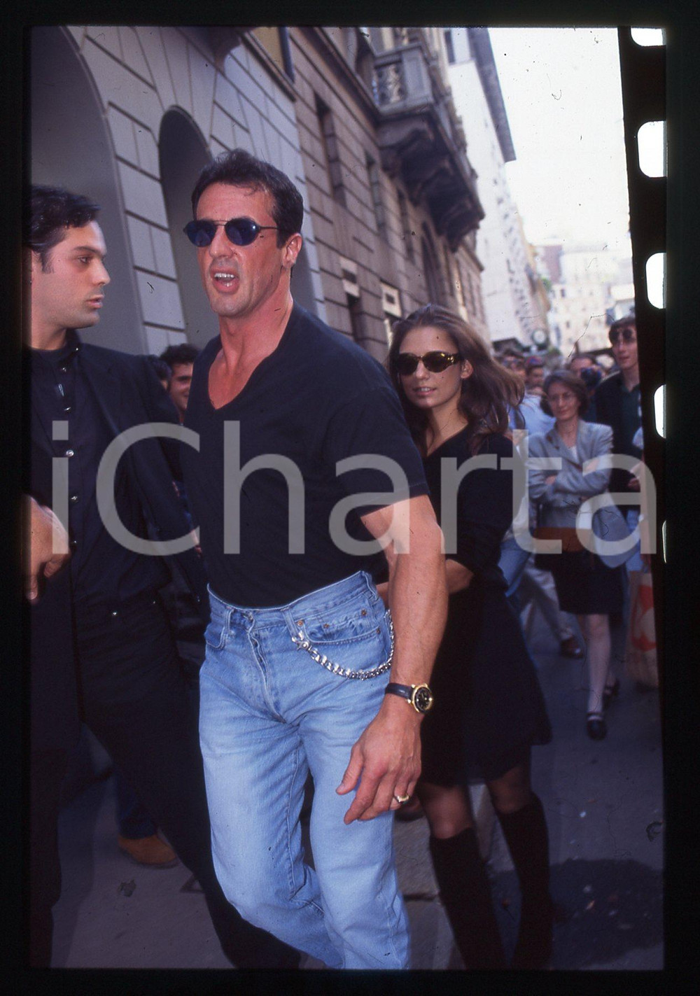 Sylvester STALLONE ed Andrea WIESER - MILANO 1994 35 mm vintage slide 33 Diapositiva d'epoca, in formato 35 mm.CONDIZIONI: GOODE' severamente vietata la riproduzione. Tutti i diritti sono riservati.Nella diapositiva ICharta mette in vendita, sul negozio eBay e in esclusiva sul sito "icharta" il proprio archivio composto da numerose diapositive e negativi fotografici d'epoca, tutti originali e autentici, che attraversano la storia del costume italiano tra gli la fine degli anni Sessanta e Novanta.Si tratta di uno sguardo inedito sull'attualità, la politica, la vita quotidiana, il gossip e la cultura, che fotografa il cambiamento della nazione in quest'ultimo scorcio del XX secolo. Un'occasione unica per il mercato del collezionismo, che vede finalmente disponibile un archivio eccezionale per vastità, tematiche e condizioni, in un settore (il negativo fotografico e la diapositiva) di assoluta novità e dalle interessanti prospettive di investimento.  GOOD/buono   originale e autentica 1