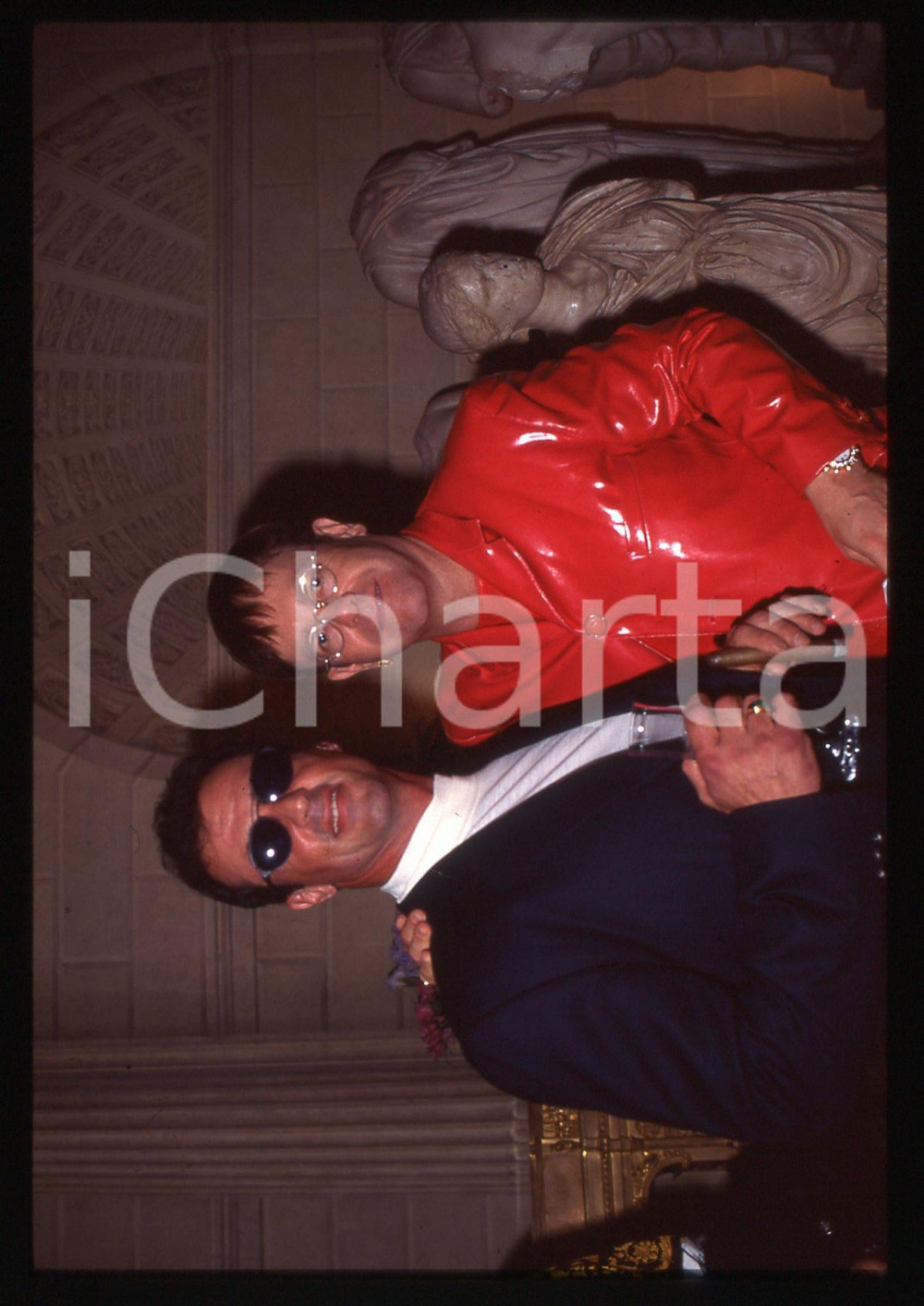 Sylvester STALLONE ed Elton JOHN - MILANO 1994 35 mm vintage slide Diapositiva d'epoca, in formato 35 mm.CONDIZIONI: GOODE' severamente vietata la riproduzione. Tutti i diritti sono riservati.Nella diapositiva ICharta mette in vendita, sul negozio eBay e in esclusiva sul sito "icharta" il proprio archivio composto da numerose diapositive e negativi fotografici d'epoca, tutti originali e autentici, che attraversano la storia del costume italiano tra gli la fine degli anni Sessanta e Novanta.Si tratta di uno sguardo inedito sull'attualità, la politica, la vita quotidiana, il gossip e la cultura, che fotografa il cambiamento della nazione in quest'ultimo scorcio del XX secolo. Un'occasione unica per il mercato del collezionismo, che vede finalmente disponibile un archivio eccezionale per vastità, tematiche e condizioni, in un settore (il negativo fotografico e la diapositiva) di assoluta novità e dalle interessanti prospettive di investimento.  GOOD/buono   originale e autentica 1