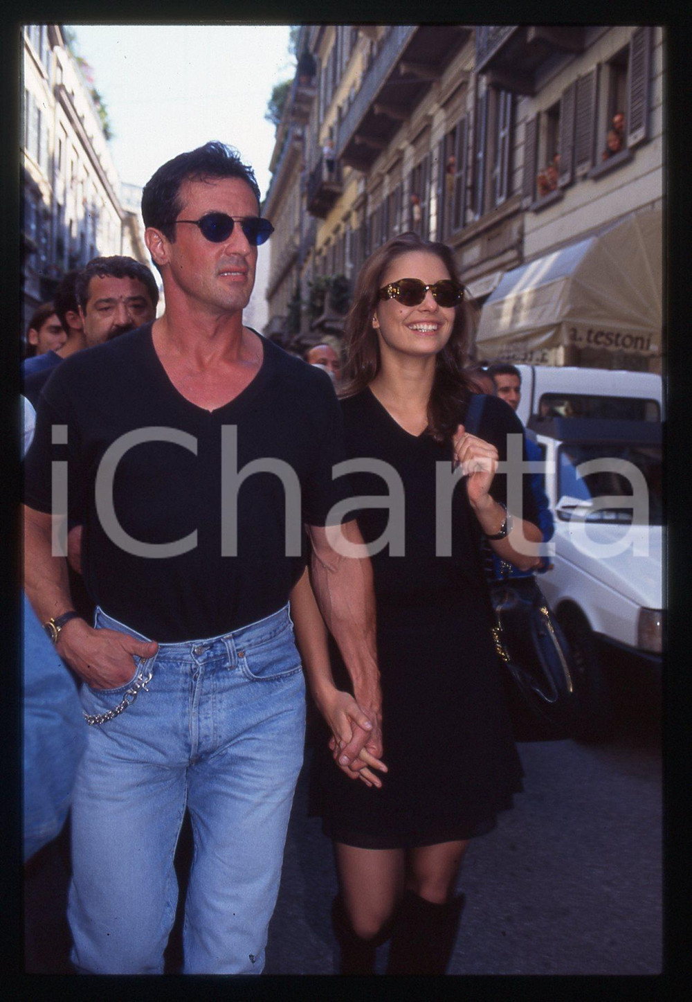 Sylvester STALLONE ed Andrea WIESER - MILANO 1994 35 mm vintage slide 34 Diapositiva d'epoca, in formato 35 mm.CONDIZIONI: GOODE' severamente vietata la riproduzione. Tutti i diritti sono riservati.Nella diapositiva ICharta mette in vendita, sul negozio eBay e in esclusiva sul sito "icharta" il proprio archivio composto da numerose diapositive e negativi fotografici d'epoca, tutti originali e autentici, che attraversano la storia del costume italiano tra gli la fine degli anni Sessanta e Novanta.Si tratta di uno sguardo inedito sull'attualità, la politica, la vita quotidiana, il gossip e la cultura, che fotografa il cambiamento della nazione in quest'ultimo scorcio del XX secolo. Un'occasione unica per il mercato del collezionismo, che vede finalmente disponibile un archivio eccezionale per vastità, tematiche e condizioni, in un settore (il negativo fotografico e la diapositiva) di assoluta novità e dalle interessanti prospettive di investimento.  GOOD/buono   originale e autentica 1