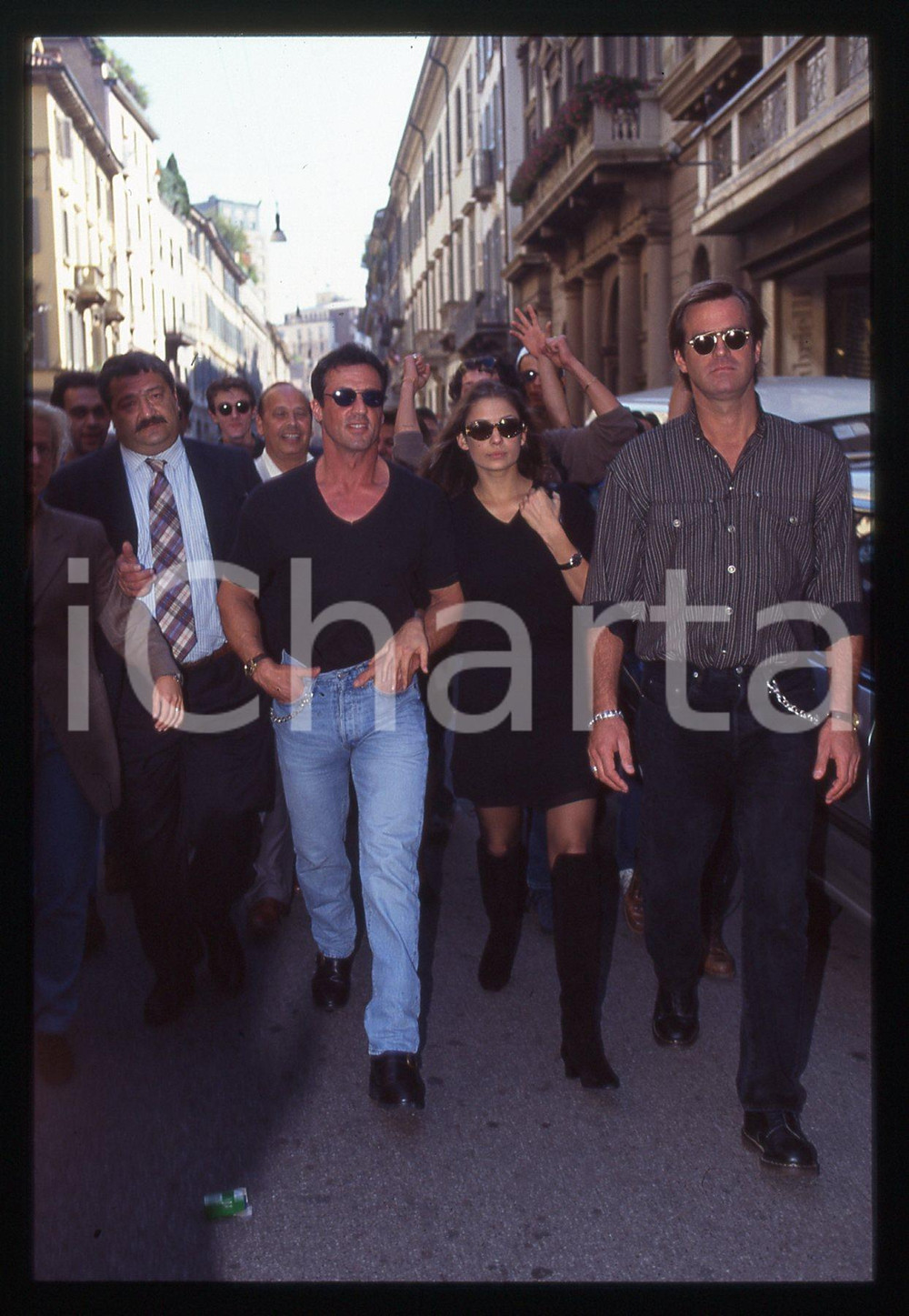 Sylvester STALLONE ed Andrea WIESER - MILANO 1994 35 mm vintage slide 37 Diapositiva d'epoca, in formato 35 mm.CONDIZIONI: GOODE' severamente vietata la riproduzione. Tutti i diritti sono riservati.Nella diapositiva ICharta mette in vendita, sul negozio eBay e in esclusiva sul sito "icharta" il proprio archivio composto da numerose diapositive e negativi fotografici d'epoca, tutti originali e autentici, che attraversano la storia del costume italiano tra gli la fine degli anni Sessanta e Novanta.Si tratta di uno sguardo inedito sull'attualità, la politica, la vita quotidiana, il gossip e la cultura, che fotografa il cambiamento della nazione in quest'ultimo scorcio del XX secolo. Un'occasione unica per il mercato del collezionismo, che vede finalmente disponibile un archivio eccezionale per vastità, tematiche e condizioni, in un settore (il negativo fotografico e la diapositiva) di assoluta novità e dalle interessanti prospettive di investimento.  GOOD/buono   originale e autentica 1