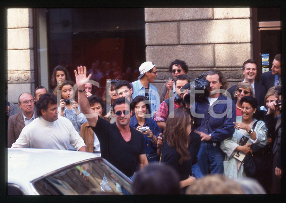 Sylvester STALLONE ed Andrea WIESER - MILANO 1994 35 mm vintage slide 40 Diapositiva d'epoca, in formato 35 mm.CONDIZIONI: GOODE' severamente vietata la riproduzione. Tutti i diritti sono riservati.Nella diapositiva ICharta mette in vendita, sul negozio eBay e in esclusiva sul sito "icharta" il proprio archivio composto da numerose diapositive e negativi fotografici d'epoca, tutti originali e autentici, che attraversano la storia del costume italiano tra gli la fine degli anni Sessanta e Novanta.Si tratta di uno sguardo inedito sull'attualità, la politica, la vita quotidiana, il gossip e la cultura, che fotografa il cambiamento della nazione in quest'ultimo scorcio del XX secolo. Un'occasione unica per il mercato del collezionismo, che vede finalmente disponibile un archivio eccezionale per vastità, tematiche e condizioni, in un settore (il negativo fotografico e la diapositiva) di assoluta novità e dalle interessanti prospettive di investimento.  GOOD/buono   originale e autentica 1