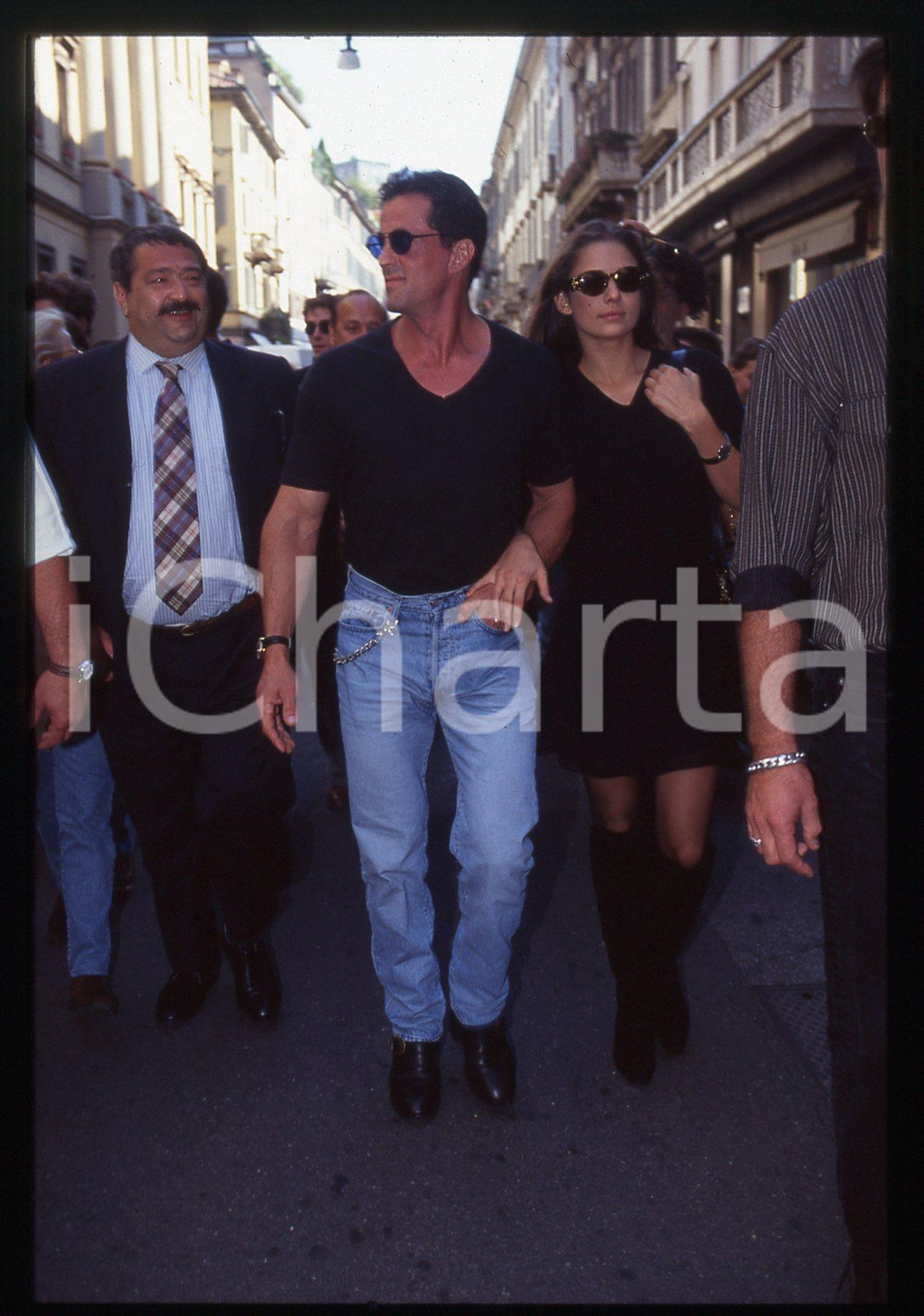 Sylvester STALLONE ed Andrea WIESER - MILANO 1994 35 mm vintage slide 46 Diapositiva d'epoca, in formato 35 mm.CONDIZIONI: GOODE' severamente vietata la riproduzione. Tutti i diritti sono riservati.Nella diapositiva ICharta mette in vendita, sul negozio eBay e in esclusiva sul sito "icharta" il proprio archivio composto da numerose diapositive e negativi fotografici d'epoca, tutti originali e autentici, che attraversano la storia del costume italiano tra gli la fine degli anni Sessanta e Novanta.Si tratta di uno sguardo inedito sull'attualità, la politica, la vita quotidiana, il gossip e la cultura, che fotografa il cambiamento della nazione in quest'ultimo scorcio del XX secolo. Un'occasione unica per il mercato del collezionismo, che vede finalmente disponibile un archivio eccezionale per vastità, tematiche e condizioni, in un settore (il negativo fotografico e la diapositiva) di assoluta novità e dalle interessanti prospettive di investimento.  GOOD/buono   originale e autentica 1