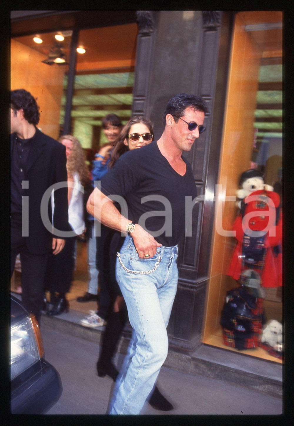 Sylvester STALLONE ed Andrea WIESER - MILANO 1994 35 mm vintage slide 48 Diapositiva d'epoca, in formato 35 mm.CONDIZIONI: GOODE' severamente vietata la riproduzione. Tutti i diritti sono riservati.Nella diapositiva ICharta mette in vendita, sul negozio eBay e in esclusiva sul sito "icharta" il proprio archivio composto da numerose diapositive e negativi fotografici d'epoca, tutti originali e autentici, che attraversano la storia del costume italiano tra gli la fine degli anni Sessanta e Novanta.Si tratta di uno sguardo inedito sull'attualità, la politica, la vita quotidiana, il gossip e la cultura, che fotografa il cambiamento della nazione in quest'ultimo scorcio del XX secolo. Un'occasione unica per il mercato del collezionismo, che vede finalmente disponibile un archivio eccezionale per vastità, tematiche e condizioni, in un settore (il negativo fotografico e la diapositiva) di assoluta novità e dalle interessanti prospettive di investimento.  GOOD/buono   originale e autentica 1