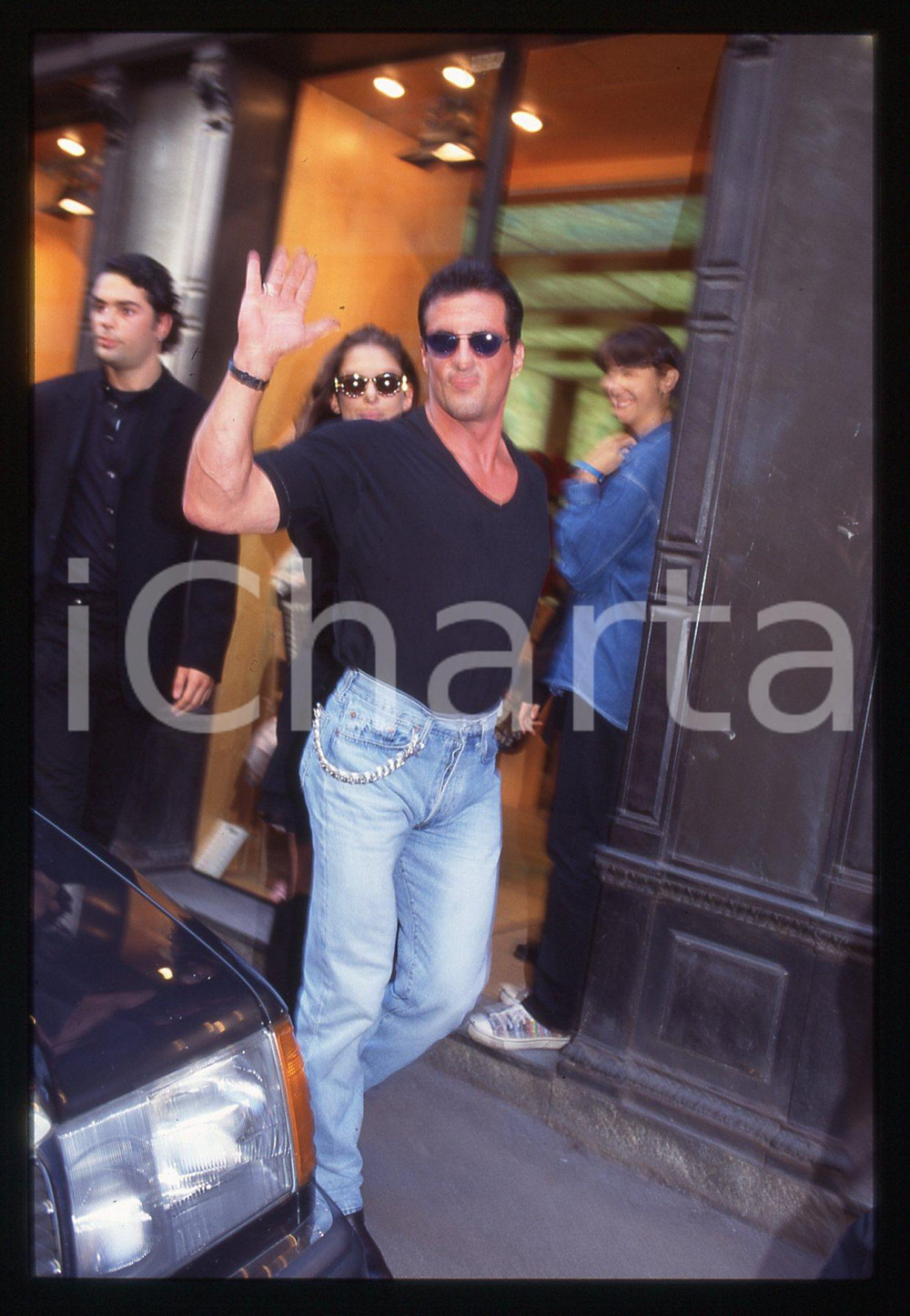 Sylvester STALLONE ed Andrea WIESER - MILANO 1994 35 mm vintage slide 49 Diapositiva d'epoca, in formato 35 mm.CONDIZIONI: GOODE' severamente vietata la riproduzione. Tutti i diritti sono riservati.Nella diapositiva ICharta mette in vendita, sul negozio eBay e in esclusiva sul sito "icharta" il proprio archivio composto da numerose diapositive e negativi fotografici d'epoca, tutti originali e autentici, che attraversano la storia del costume italiano tra gli la fine degli anni Sessanta e Novanta.Si tratta di uno sguardo inedito sull'attualità, la politica, la vita quotidiana, il gossip e la cultura, che fotografa il cambiamento della nazione in quest'ultimo scorcio del XX secolo. Un'occasione unica per il mercato del collezionismo, che vede finalmente disponibile un archivio eccezionale per vastità, tematiche e condizioni, in un settore (il negativo fotografico e la diapositiva) di assoluta novità e dalle interessanti prospettive di investimento.  GOOD/buono   originale e autentica 1