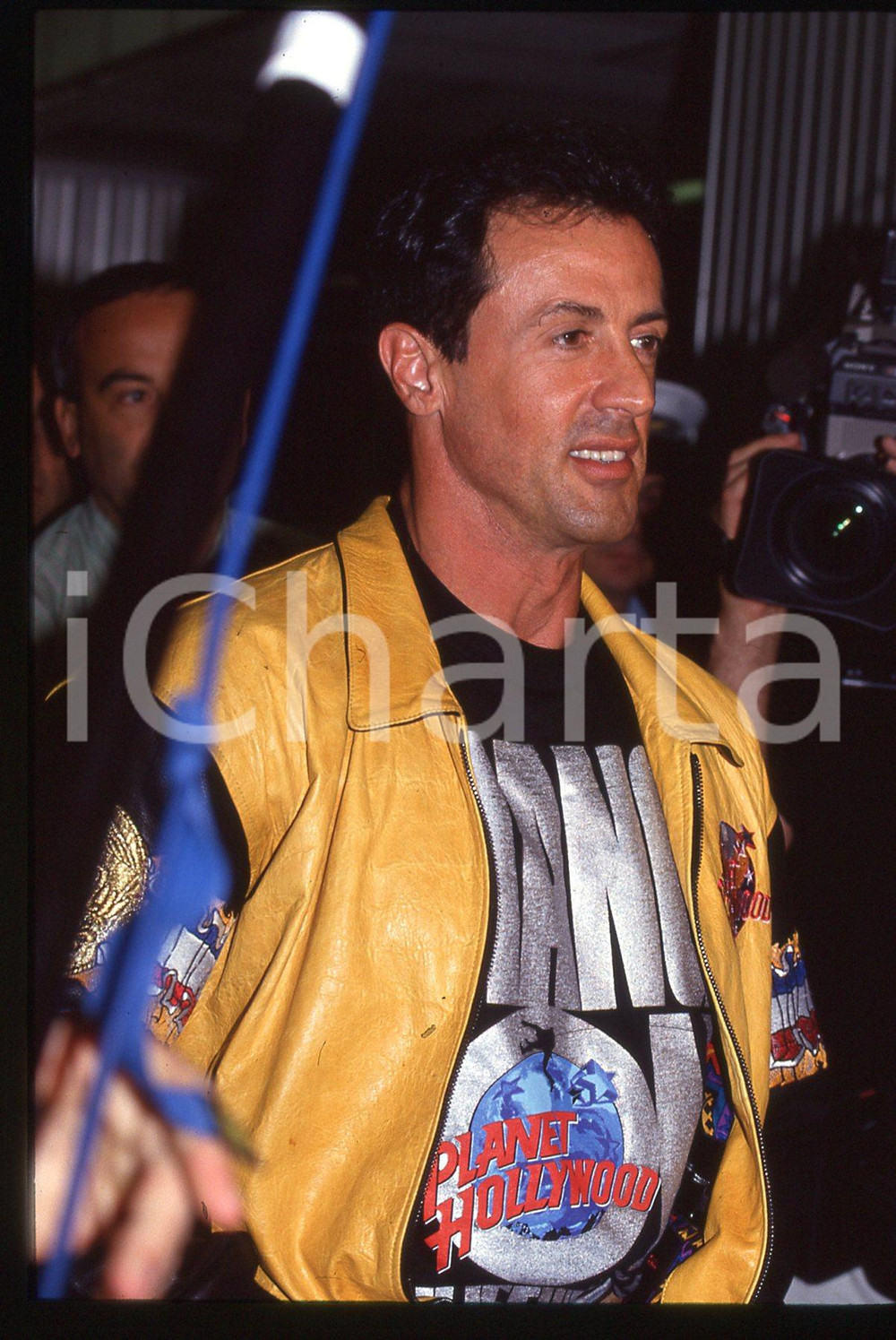 Sylvester STALLONE - PLANET HOLLYWOOD LONDRA 1993 35 mm vintage slide 38 Diapositiva d'epoca, in formato 35 mm.CONDIZIONI: GOODE' severamente vietata la riproduzione. Tutti i diritti sono riservati.Nella diapositiva ICharta mette in vendita, sul negozio eBay e in esclusiva sul sito "icharta" il proprio archivio composto da numerose diapositive e negativi fotografici d'epoca, tutti originali e autentici, che attraversano la storia del costume italiano tra gli la fine degli anni Sessanta e Novanta.Si tratta di uno sguardo inedito sull'attualit&agrave;, la politica, la vita quotidiana, il gossip e la cultura, che fotografa il cambiamento della nazione in quest'ultimo scorcio del XX secolo. Un'occasione unica per il mercato del collezionismo, che vede finalmente disponibile un archivio eccezionale per vastit&agrave;, tematiche e condizioni, in un settore (il negativo fotografico e la diapositiva) di assoluta novit&agrave; e dalle interessanti prospettive di investimento.  GOOD/buono   originale e autentica 1