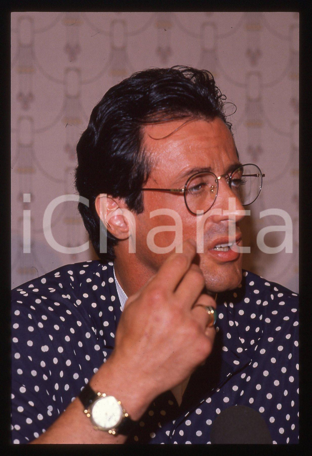 Sylvester STALLONE - CINEMA 1995 ca 35 mm vintage slide 42 Diapositiva d'epoca, in formato 35 mm.CONDIZIONI: GOODE' severamente vietata la riproduzione. Tutti i diritti sono riservati.Nella diapositiva ICharta mette in vendita, sul negozio eBay e in esclusiva sul sito "icharta" il proprio archivio composto da numerose diapositive e negativi fotografici d'epoca, tutti originali e autentici, che attraversano la storia del costume italiano tra gli la fine degli anni Sessanta e Novanta.Si tratta di uno sguardo inedito sull'attualità, la politica, la vita quotidiana, il gossip e la cultura, che fotografa il cambiamento della nazione in quest'ultimo scorcio del XX secolo. Un'occasione unica per il mercato del collezionismo, che vede finalmente disponibile un archivio eccezionale per vastità, tematiche e condizioni, in un settore (il negativo fotografico e la diapositiva) di assoluta novità e dalle interessanti prospettive di investimento.  GOOD/buono   originale e autentica 1