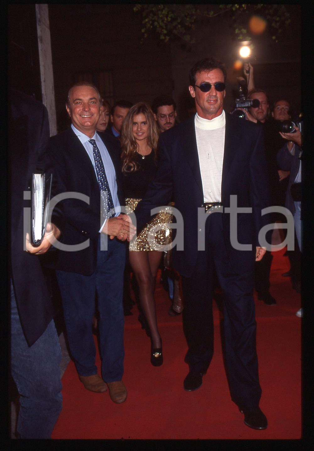 Sylvester STALLONE - MODA VERSACE PARTY MILANO 1994 35 mm vintage slide Diapositiva d'epoca, in formato 35 mm.CONDIZIONI: GOODE' severamente vietata la riproduzione. Tutti i diritti sono riservati.Nella diapositiva ICharta mette in vendita, sul negozio eBay e in esclusiva sul sito "icharta" il proprio archivio composto da numerose diapositive e negativi fotografici d'epoca, tutti originali e autentici, che attraversano la storia del costume italiano tra gli la fine degli anni Sessanta e Novanta.Si tratta di uno sguardo inedito sull'attualità, la politica, la vita quotidiana, il gossip e la cultura, che fotografa il cambiamento della nazione in quest'ultimo scorcio del XX secolo. Un'occasione unica per il mercato del collezionismo, che vede finalmente disponibile un archivio eccezionale per vastità, tematiche e condizioni, in un settore (il negativo fotografico e la diapositiva) di assoluta novità e dalle interessanti prospettive di investimento.  GOOD/buono   originale e autentica 1