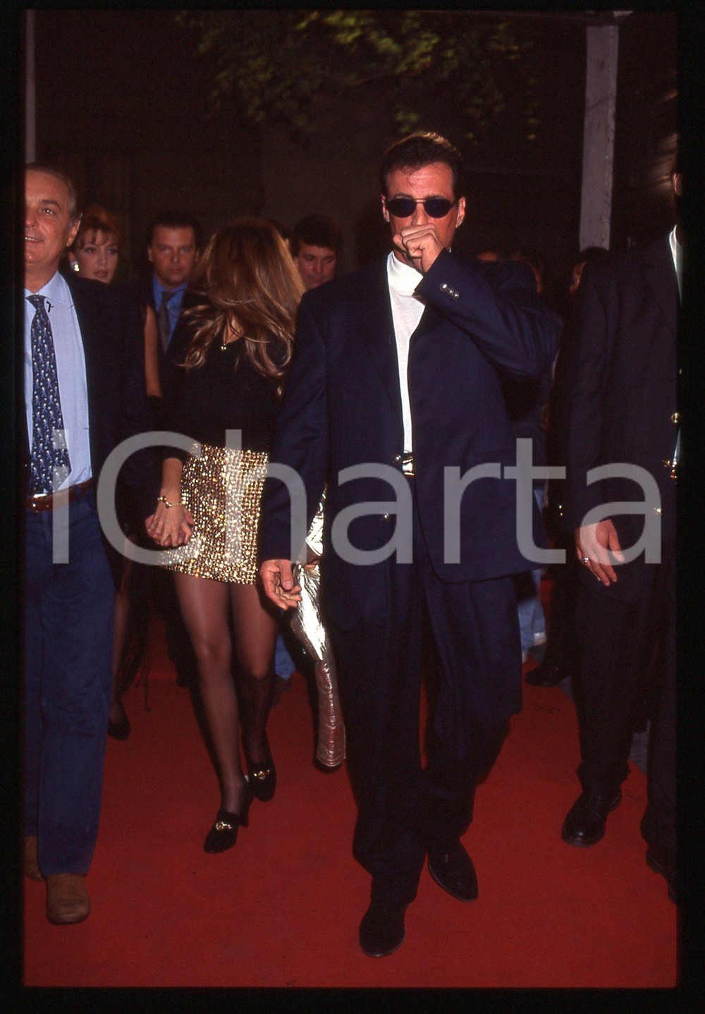 Sylvester STALLONE - MODA VERSACE PARTY MILANO 1994 35 mm vintage slide 2 Diapositiva d'epoca, in formato 35 mm.CONDIZIONI: GOODE' severamente vietata la riproduzione. Tutti i diritti sono riservati.Nella diapositiva ICharta mette in vendita, sul negozio eBay e in esclusiva sul sito "icharta" il proprio archivio composto da numerose diapositive e negativi fotografici d'epoca, tutti originali e autentici, che attraversano la storia del costume italiano tra gli la fine degli anni Sessanta e Novanta.Si tratta di uno sguardo inedito sull'attualità, la politica, la vita quotidiana, il gossip e la cultura, che fotografa il cambiamento della nazione in quest'ultimo scorcio del XX secolo. Un'occasione unica per il mercato del collezionismo, che vede finalmente disponibile un archivio eccezionale per vastità, tematiche e condizioni, in un settore (il negativo fotografico e la diapositiva) di assoluta novità e dalle interessanti prospettive di investimento.  GOOD/buono   originale e autentica 1