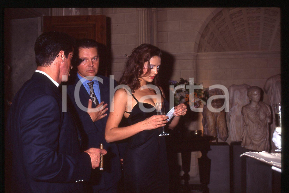 Sylvester STALLONE e Andrea WIESER VERSACE PARTY MILANO 1994 35 mm vintage slide Diapositiva d'epoca, in formato 35 mm.CONDIZIONI: GOODE' severamente vietata la riproduzione. Tutti i diritti sono riservati.Nella diapositiva ICharta mette in vendita, sul negozio eBay e in esclusiva sul sito "icharta" il proprio archivio composto da numerose diapositive e negativi fotografici d'epoca, tutti originali e autentici, che attraversano la storia del costume italiano tra gli la fine degli anni Sessanta e Novanta.Si tratta di uno sguardo inedito sull'attualità, la politica, la vita quotidiana, il gossip e la cultura, che fotografa il cambiamento della nazione in quest'ultimo scorcio del XX secolo. Un'occasione unica per il mercato del collezionismo, che vede finalmente disponibile un archivio eccezionale per vastità, tematiche e condizioni, in un settore (il negativo fotografico e la diapositiva) di assoluta novità e dalle interessanti prospettive di investimento.  GOOD/buono   originale e autentica 1