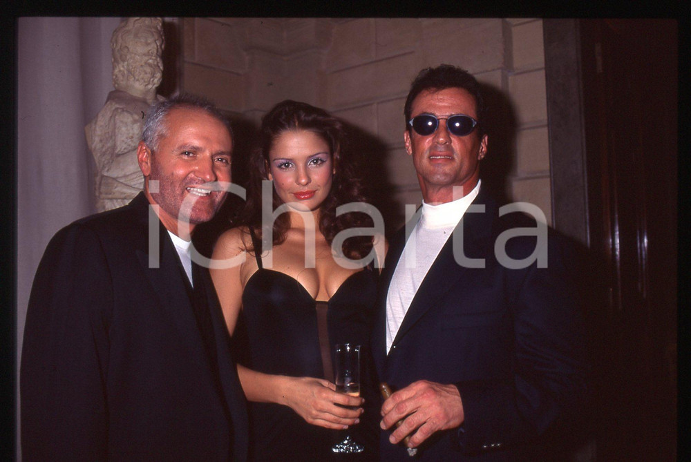 Sylvester STALLONE Gianni VERSACE Andrea WIESER MILANO 1994 35mm vintage slide 3 Diapositiva d'epoca, in formato 35 mm.CONDIZIONI: GOODE' severamente vietata la riproduzione. Tutti i diritti sono riservati.Nella diapositiva ICharta mette in vendita, sul negozio eBay e in esclusiva sul sito "icharta" il proprio archivio composto da numerose diapositive e negativi fotografici d'epoca, tutti originali e autentici, che attraversano la storia del costume italiano tra gli la fine degli anni Sessanta e Novanta.Si tratta di uno sguardo inedito sull'attualità, la politica, la vita quotidiana, il gossip e la cultura, che fotografa il cambiamento della nazione in quest'ultimo scorcio del XX secolo. Un'occasione unica per il mercato del collezionismo, che vede finalmente disponibile un archivio eccezionale per vastità, tematiche e condizioni, in un settore (il negativo fotografico e la diapositiva) di assoluta novità e dalle interessanti prospettive di investimento.  GOOD/buono   originale e autentica 1