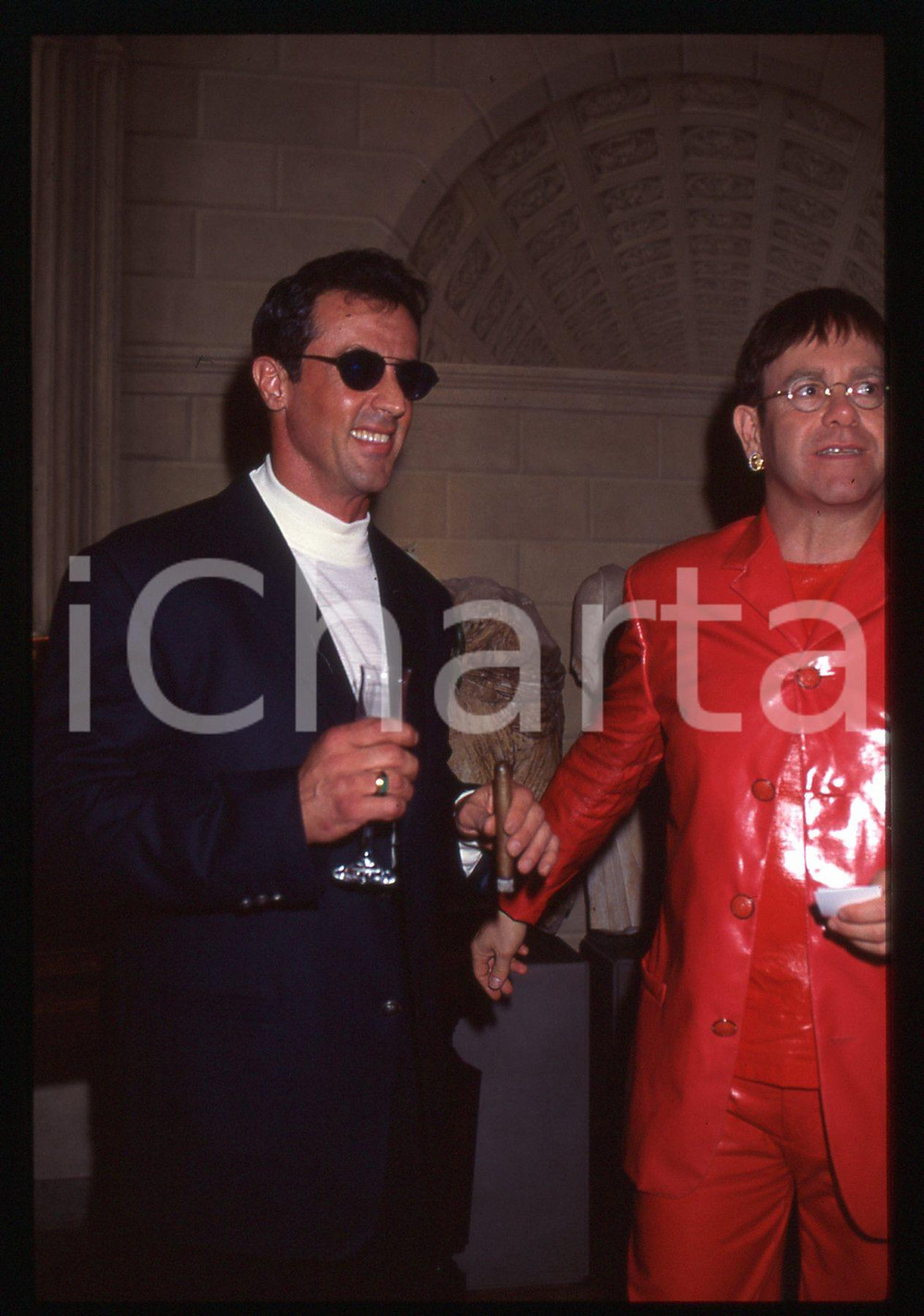 Sylvester STALLONE ed Elton JOHN - MILANO 1994 35 mm vintage slide 2 Diapositiva d'epoca, in formato 35 mm.CONDIZIONI: GOODE' severamente vietata la riproduzione. Tutti i diritti sono riservati.Nella diapositiva ICharta mette in vendita, sul negozio eBay e in esclusiva sul sito "icharta" il proprio archivio composto da numerose diapositive e negativi fotografici d'epoca, tutti originali e autentici, che attraversano la storia del costume italiano tra gli la fine degli anni Sessanta e Novanta.Si tratta di uno sguardo inedito sull'attualità, la politica, la vita quotidiana, il gossip e la cultura, che fotografa il cambiamento della nazione in quest'ultimo scorcio del XX secolo. Un'occasione unica per il mercato del collezionismo, che vede finalmente disponibile un archivio eccezionale per vastità, tematiche e condizioni, in un settore (il negativo fotografico e la diapositiva) di assoluta novità e dalle interessanti prospettive di investimento.  GOOD/buono   originale e autentica 1