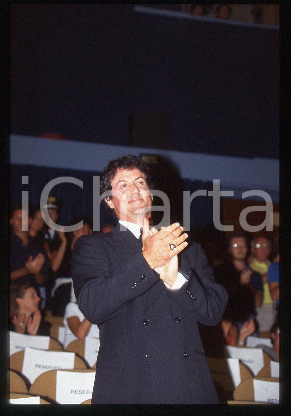 Sylvester STALLONE - FESTIVAL CINEMA VENEZIA 1997 35 mm vintage slide 58 Diapositiva d'epoca, in formato 35 mm.CONDIZIONI: GOODE' severamente vietata la riproduzione. Tutti i diritti sono riservati.Nella diapositiva ICharta mette in vendita, sul negozio eBay e in esclusiva sul sito "icharta" il proprio archivio composto da numerose diapositive e negativi fotografici d'epoca, tutti originali e autentici, che attraversano la storia del costume italiano tra gli la fine degli anni Sessanta e Novanta.Si tratta di uno sguardo inedito sull'attualit&agrave;, la politica, la vita quotidiana, il gossip e la cultura, che fotografa il cambiamento della nazione in quest'ultimo scorcio del XX secolo. Un'occasione unica per il mercato del collezionismo, che vede finalmente disponibile un archivio eccezionale per vastit&agrave;, tematiche e condizioni, in un settore (il negativo fotografico e la diapositiva) di assoluta novit&agrave; e dalle interessanti prospettive di investimento.  GOOD/buono   originale e autentica 1