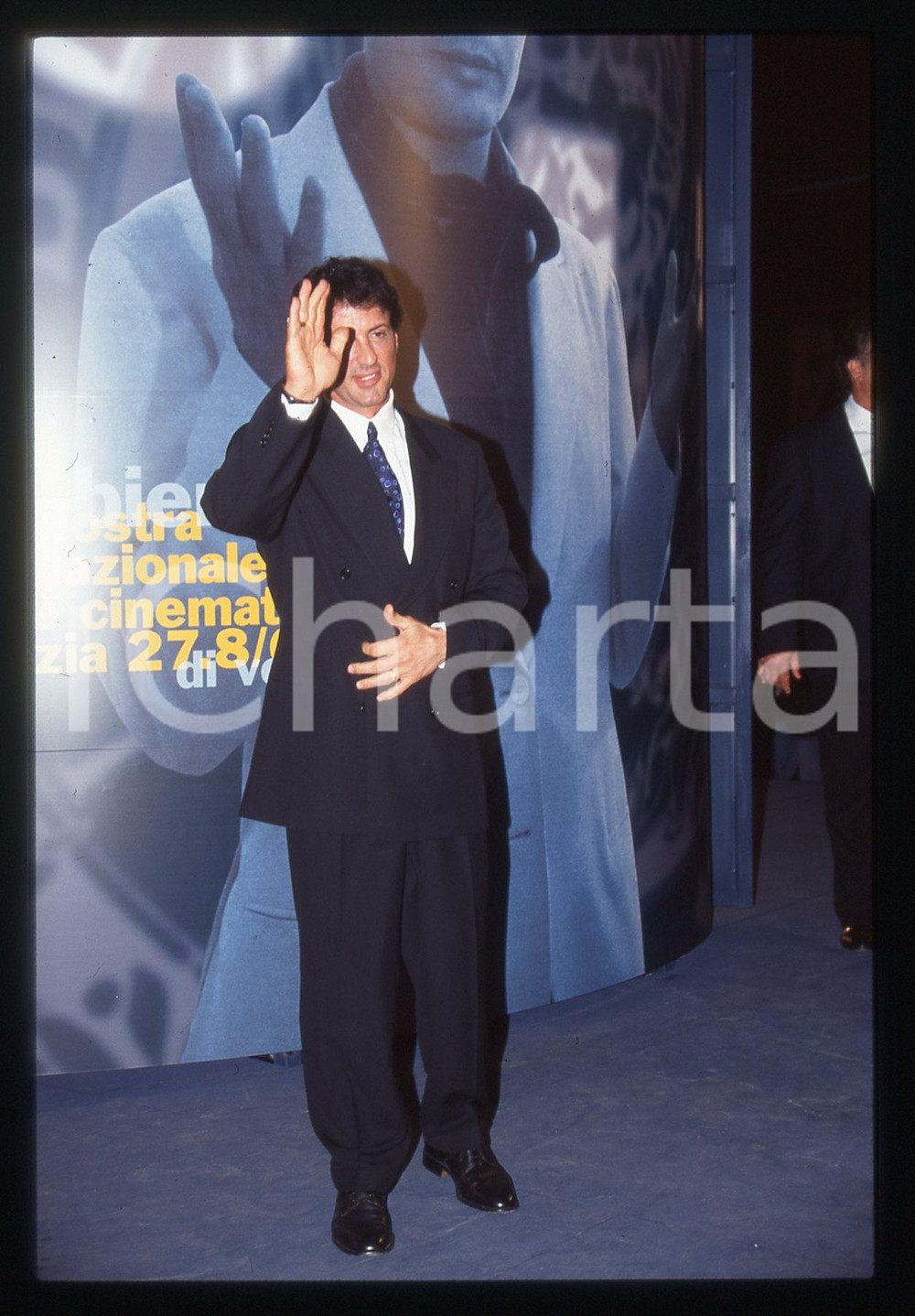 Sylvester STALLONE - FESTIVAL CINEMA VENEZIA 1997 35 mm vintage slide 60 Diapositiva d'epoca, in formato 35 mm.CONDIZIONI: GOODE' severamente vietata la riproduzione. Tutti i diritti sono riservati.Nella diapositiva ICharta mette in vendita, sul negozio eBay e in esclusiva sul sito "icharta" il proprio archivio composto da numerose diapositive e negativi fotografici d'epoca, tutti originali e autentici, che attraversano la storia del costume italiano tra gli la fine degli anni Sessanta e Novanta.Si tratta di uno sguardo inedito sull'attualit&agrave;, la politica, la vita quotidiana, il gossip e la cultura, che fotografa il cambiamento della nazione in quest'ultimo scorcio del XX secolo. Un'occasione unica per il mercato del collezionismo, che vede finalmente disponibile un archivio eccezionale per vastit&agrave;, tematiche e condizioni, in un settore (il negativo fotografico e la diapositiva) di assoluta novit&agrave; e dalle interessanti prospettive di investimento.  GOOD/buono   originale e autentica 1