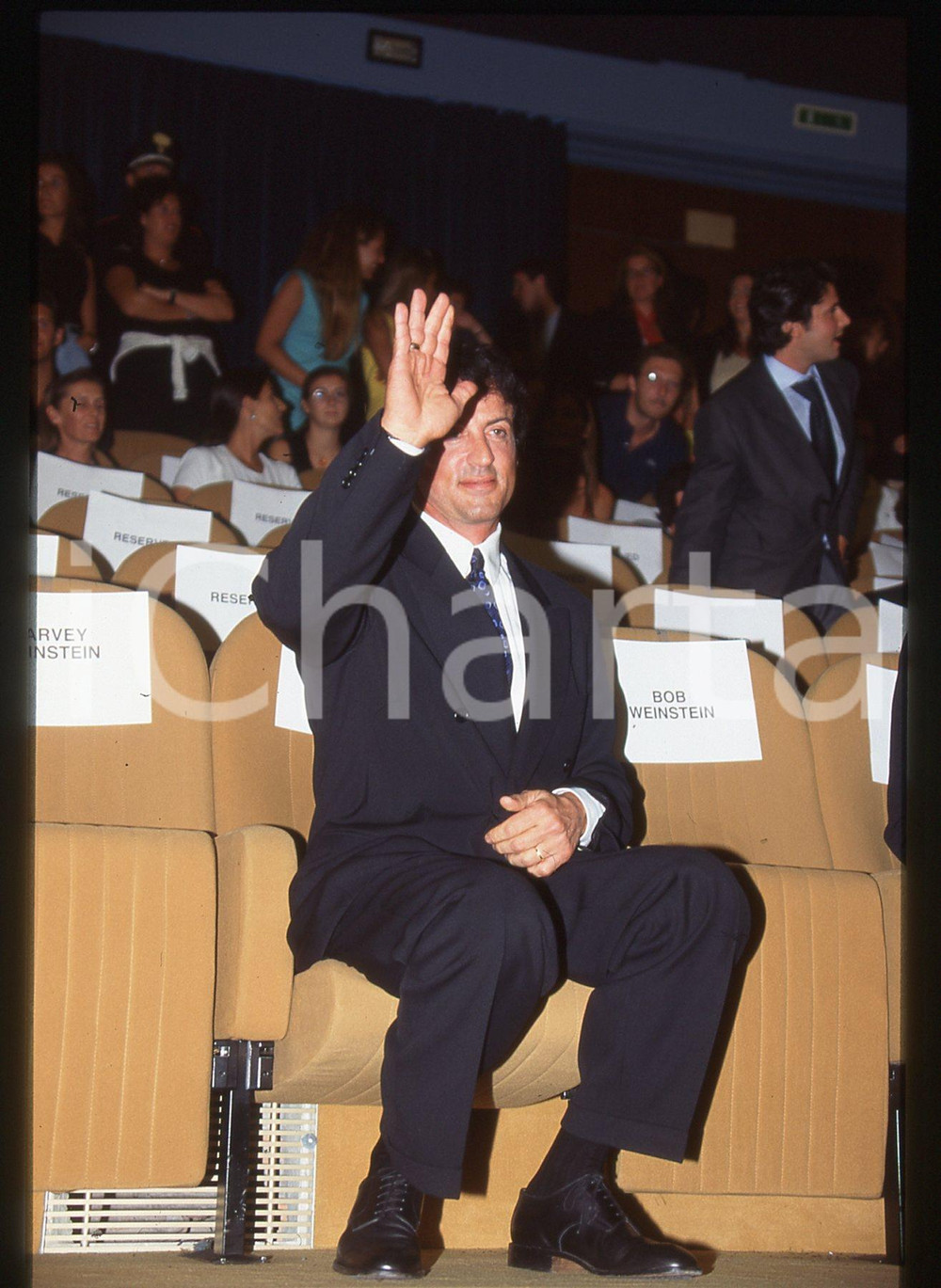 Sylvester STALLONE - FESTIVAL CINEMA VENEZIA 1997 35 mm vintage slide 61 Diapositiva d'epoca, in formato 35 mm.CONDIZIONI: GOODE' severamente vietata la riproduzione. Tutti i diritti sono riservati.Nella diapositiva ICharta mette in vendita, sul negozio eBay e in esclusiva sul sito "icharta" il proprio archivio composto da numerose diapositive e negativi fotografici d'epoca, tutti originali e autentici, che attraversano la storia del costume italiano tra gli la fine degli anni Sessanta e Novanta.Si tratta di uno sguardo inedito sull'attualit&agrave;, la politica, la vita quotidiana, il gossip e la cultura, che fotografa il cambiamento della nazione in quest'ultimo scorcio del XX secolo. Un'occasione unica per il mercato del collezionismo, che vede finalmente disponibile un archivio eccezionale per vastit&agrave;, tematiche e condizioni, in un settore (il negativo fotografico e la diapositiva) di assoluta novit&agrave; e dalle interessanti prospettive di investimento.  GOOD/buono   originale e autentica 1