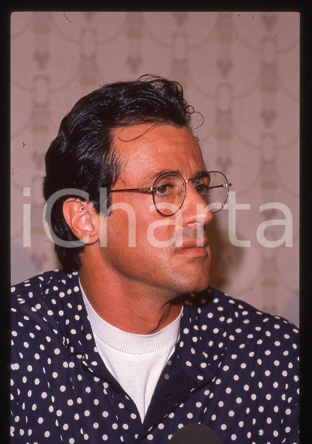 Sylvester STALLONE - CINEMA 1995 ca 35 mm vintage slide 43 Diapositiva d'epoca, in formato 35 mm.CONDIZIONI: GOODE' severamente vietata la riproduzione. Tutti i diritti sono riservati.Nella diapositiva ICharta mette in vendita, sul negozio eBay e in esclusiva sul sito "icharta" il proprio archivio composto da numerose diapositive e negativi fotografici d'epoca, tutti originali e autentici, che attraversano la storia del costume italiano tra gli la fine degli anni Sessanta e Novanta.Si tratta di uno sguardo inedito sull'attualità, la politica, la vita quotidiana, il gossip e la cultura, che fotografa il cambiamento della nazione in quest'ultimo scorcio del XX secolo. Un'occasione unica per il mercato del collezionismo, che vede finalmente disponibile un archivio eccezionale per vastità, tematiche e condizioni, in un settore (il negativo fotografico e la diapositiva) di assoluta novità e dalle interessanti prospettive di investimento.  GOOD/buono   originale e autentica 1
