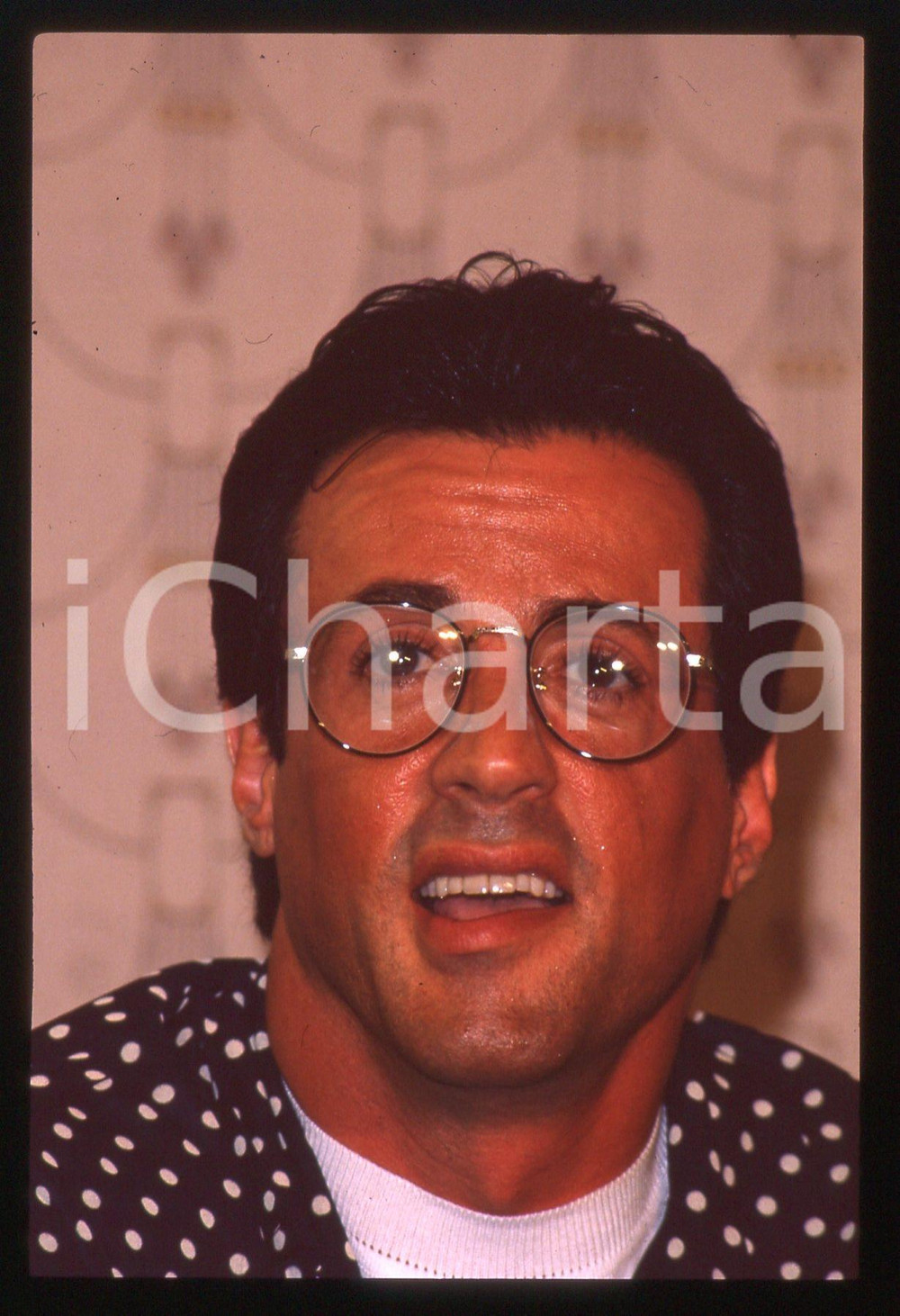 Sylvester STALLONE - CINEMA 1995 ca 35 mm vintage slide 44 Diapositiva d'epoca, in formato 35 mm.CONDIZIONI: GOODE' severamente vietata la riproduzione. Tutti i diritti sono riservati.Nella diapositiva ICharta mette in vendita, sul negozio eBay e in esclusiva sul sito "icharta" il proprio archivio composto da numerose diapositive e negativi fotografici d'epoca, tutti originali e autentici, che attraversano la storia del costume italiano tra gli la fine degli anni Sessanta e Novanta.Si tratta di uno sguardo inedito sull'attualità, la politica, la vita quotidiana, il gossip e la cultura, che fotografa il cambiamento della nazione in quest'ultimo scorcio del XX secolo. Un'occasione unica per il mercato del collezionismo, che vede finalmente disponibile un archivio eccezionale per vastità, tematiche e condizioni, in un settore (il negativo fotografico e la diapositiva) di assoluta novità e dalle interessanti prospettive di investimento.  GOOD/buono   originale e autentica 1