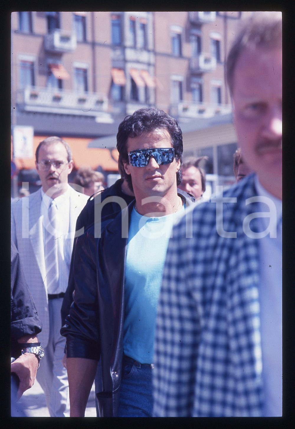 Sylvester STALLONE - CINEMA 1995 ca 35 mm vintage slide 47 Diapositiva d'epoca, in formato 35 mm.CONDIZIONI: GOODE' severamente vietata la riproduzione. Tutti i diritti sono riservati.Nella diapositiva ICharta mette in vendita, sul negozio eBay e in esclusiva sul sito "icharta" il proprio archivio composto da numerose diapositive e negativi fotografici d'epoca, tutti originali e autentici, che attraversano la storia del costume italiano tra gli la fine degli anni Sessanta e Novanta.Si tratta di uno sguardo inedito sull'attualità, la politica, la vita quotidiana, il gossip e la cultura, che fotografa il cambiamento della nazione in quest'ultimo scorcio del XX secolo. Un'occasione unica per il mercato del collezionismo, che vede finalmente disponibile un archivio eccezionale per vastità, tematiche e condizioni, in un settore (il negativo fotografico e la diapositiva) di assoluta novità e dalle interessanti prospettive di investimento.  GOOD/buono   originale e autentica 1