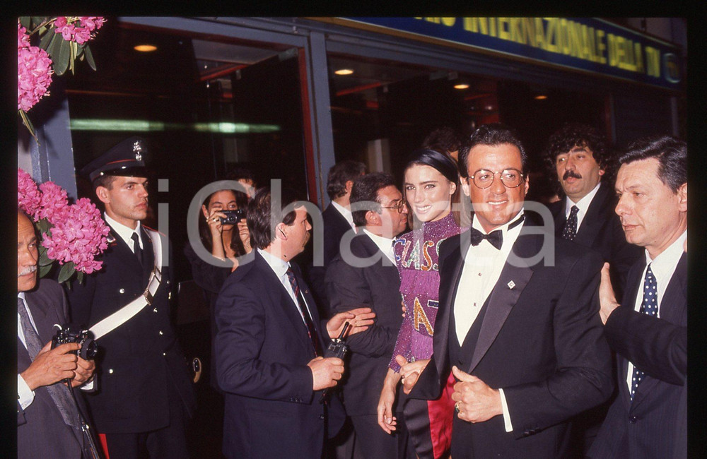 Sylvester STALLONE e Jennifer FLAVIN - COSTUME 1995 ca 35 mm vintage slide 14 Diapositiva d'epoca, in formato 35 mm.CONDIZIONI: GOODE' severamente vietata la riproduzione. Tutti i diritti sono riservati.Nella diapositiva ICharta mette in vendita, sul negozio eBay e in esclusiva sul sito "icharta" il proprio archivio composto da numerose diapositive e negativi fotografici d'epoca, tutti originali e autentici, che attraversano la storia del costume italiano tra gli la fine degli anni Sessanta e Novanta.Si tratta di uno sguardo inedito sull'attualità, la politica, la vita quotidiana, il gossip e la cultura, che fotografa il cambiamento della nazione in quest'ultimo scorcio del XX secolo. Un'occasione unica per il mercato del collezionismo, che vede finalmente disponibile un archivio eccezionale per vastità, tematiche e condizioni, in un settore (il negativo fotografico e la diapositiva) di assoluta novità e dalle interessanti prospettive di investimento.  GOOD/buono   originale e autentica 1