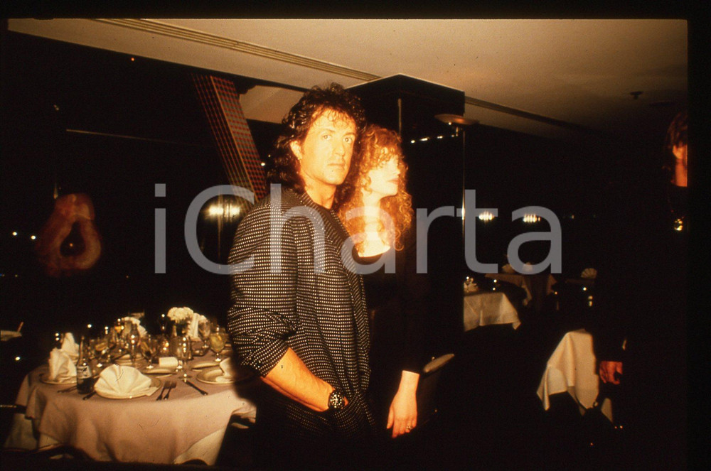 Sylvester STALLONE - CINEMA 1990 ca 35 mm vintage slide 2 Diapositiva d'epoca, in formato 35 mm.CONDIZIONI: GOODE' severamente vietata la riproduzione. Tutti i diritti sono riservati.Nella diapositiva ICharta mette in vendita, sul negozio eBay e in esclusiva sul sito "icharta" il proprio archivio composto da numerose diapositive e negativi fotografici d'epoca, tutti originali e autentici, che attraversano la storia del costume italiano tra gli la fine degli anni Sessanta e Novanta.Si tratta di uno sguardo inedito sull'attualità, la politica, la vita quotidiana, il gossip e la cultura, che fotografa il cambiamento della nazione in quest'ultimo scorcio del XX secolo. Un'occasione unica per il mercato del collezionismo, che vede finalmente disponibile un archivio eccezionale per vastità, tematiche e condizioni, in un settore (il negativo fotografico e la diapositiva) di assoluta novità e dalle interessanti prospettive di investimento.  GOOD/buono   originale e autentica 1