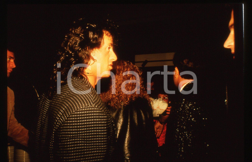 Sylvester STALLONE - CINEMA 1990 ca 35 mm vintage slide 3 Diapositiva d'epoca, in formato 35 mm.CONDIZIONI: GOODE' severamente vietata la riproduzione. Tutti i diritti sono riservati.Nella diapositiva ICharta mette in vendita, sul negozio eBay e in esclusiva sul sito "icharta" il proprio archivio composto da numerose diapositive e negativi fotografici d'epoca, tutti originali e autentici, che attraversano la storia del costume italiano tra gli la fine degli anni Sessanta e Novanta.Si tratta di uno sguardo inedito sull'attualità, la politica, la vita quotidiana, il gossip e la cultura, che fotografa il cambiamento della nazione in quest'ultimo scorcio del XX secolo. Un'occasione unica per il mercato del collezionismo, che vede finalmente disponibile un archivio eccezionale per vastità, tematiche e condizioni, in un settore (il negativo fotografico e la diapositiva) di assoluta novità e dalle interessanti prospettive di investimento.  GOOD/buono   originale e autentica 1
